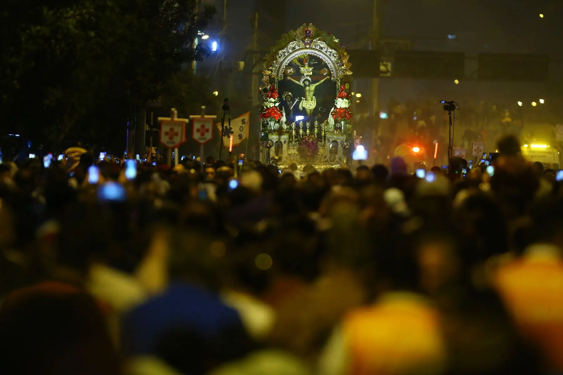 Devotos despiden al Señor de los Milagros luego de su primer recorrido procesional por las calles principales de Lima. La imagen del Señor de Los Milagros se quedará el Monasterio de Las Nazarenas hasta el 18 de octubre.
Foto: ANDINA/Eddy Ramos
