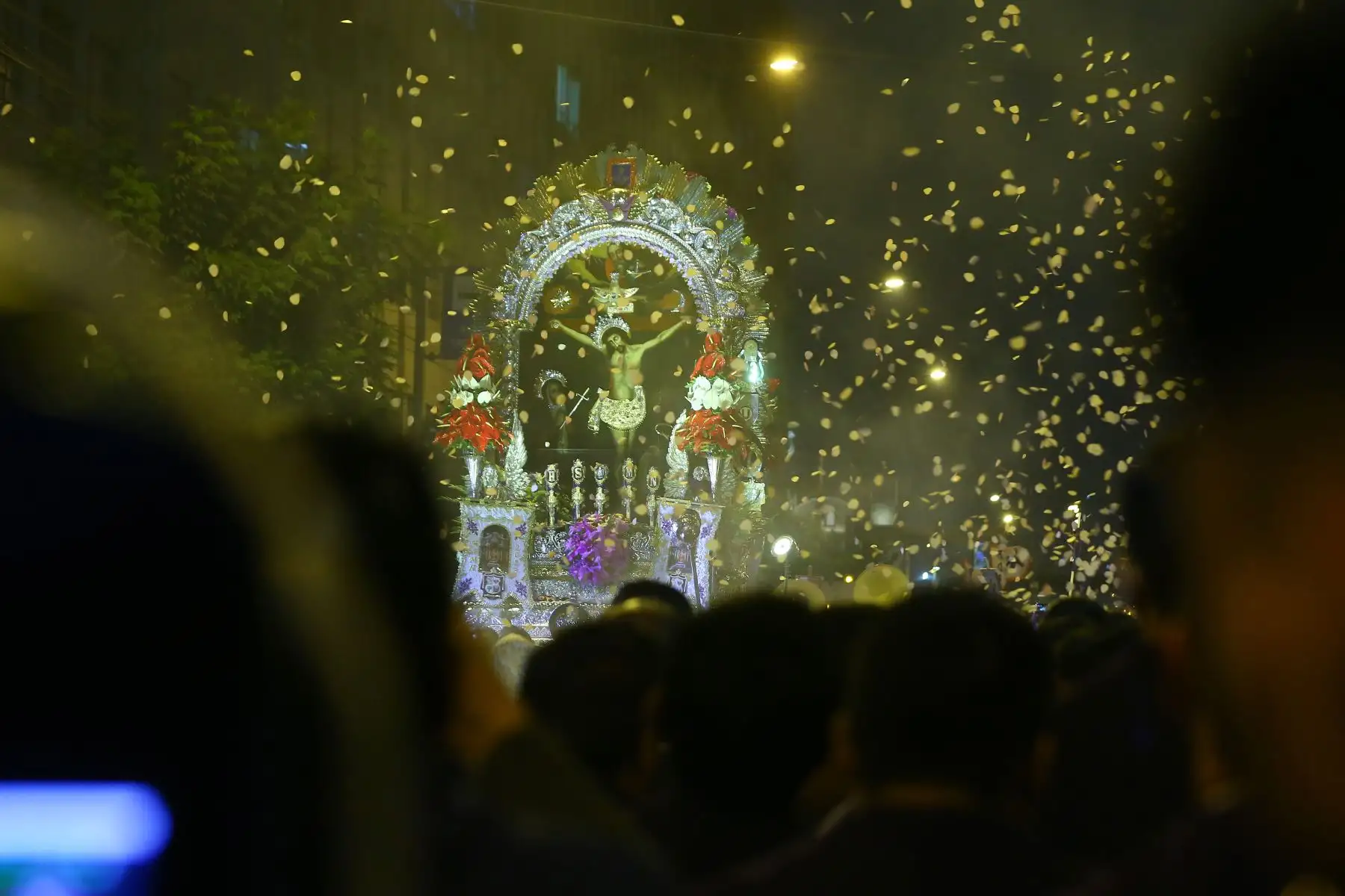 Devotos despiden al Señor de los Milagros luego de su primer recorrido procesional por las calles principales de Lima. La imagen del Señor de Los Milagros se quedará el Monasterio de Las Nazarenas hasta el 18 de octubre.
Foto: ANDINA/Eddy Ramos