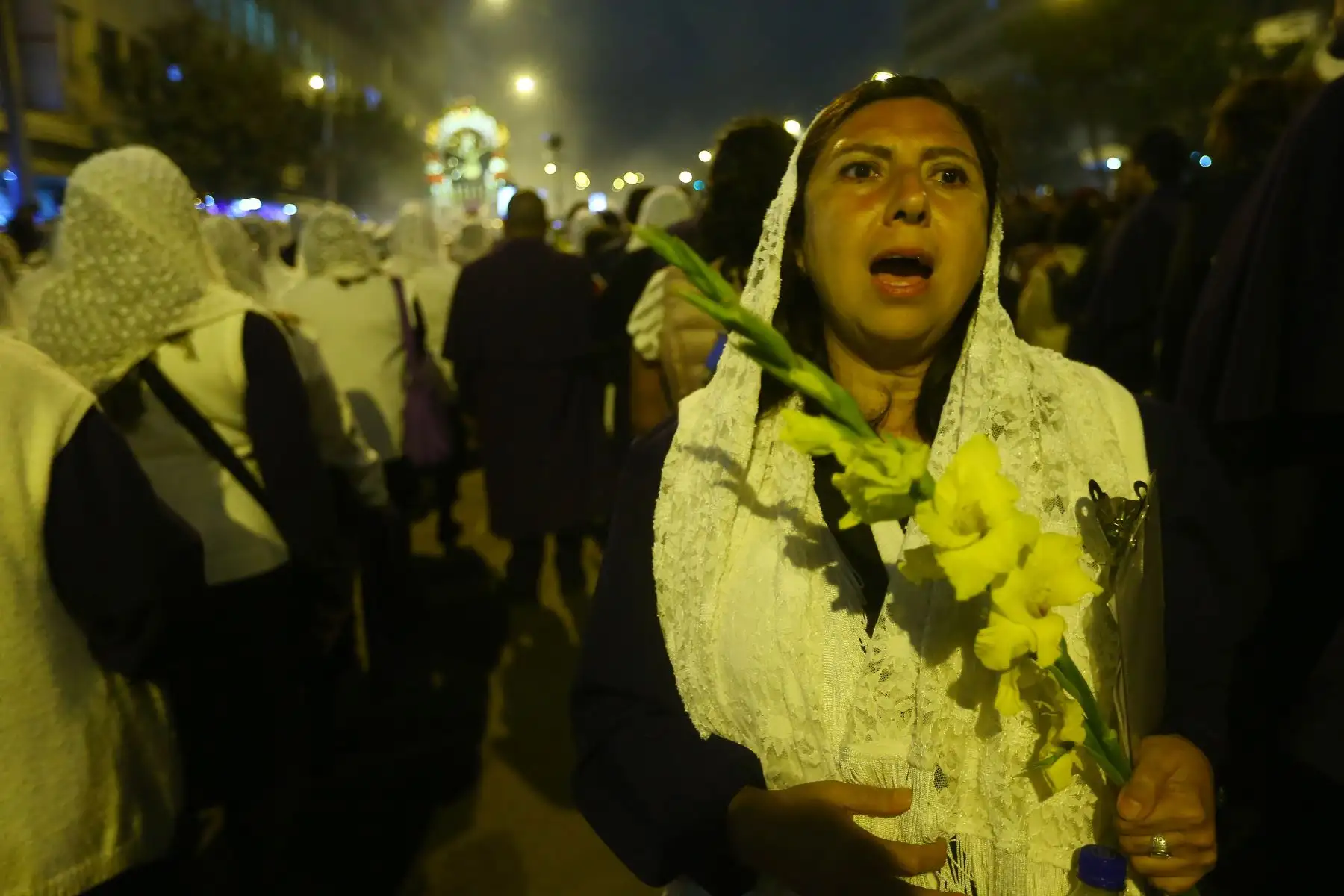 Devotos despiden al Señor de los Milagros luego de su primer recorrido procesional por las calles principales de Lima. La imagen del Señor de Los Milagros se quedará el Monasterio de Las Nazarenas hasta el 18 de octubre.
Foto: ANDINA/Eddy Ramos