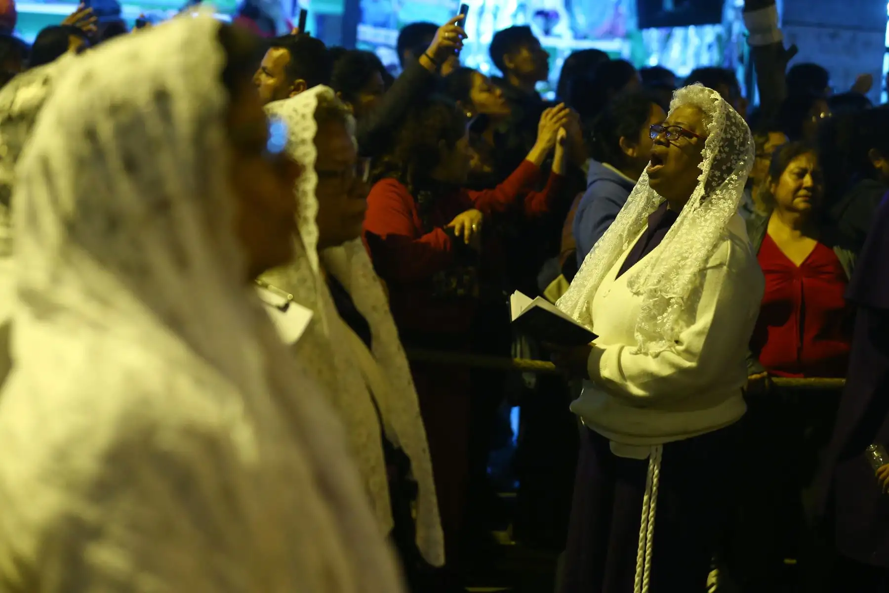 Devotos despiden al Señor de los Milagros luego de su primer recorrido procesional por las calles principales de Lima. La imagen del Señor de Los Milagros se quedará el Monasterio de Las Nazarenas hasta el 18 de octubre.
Foto: ANDINA/Eddy Ramos