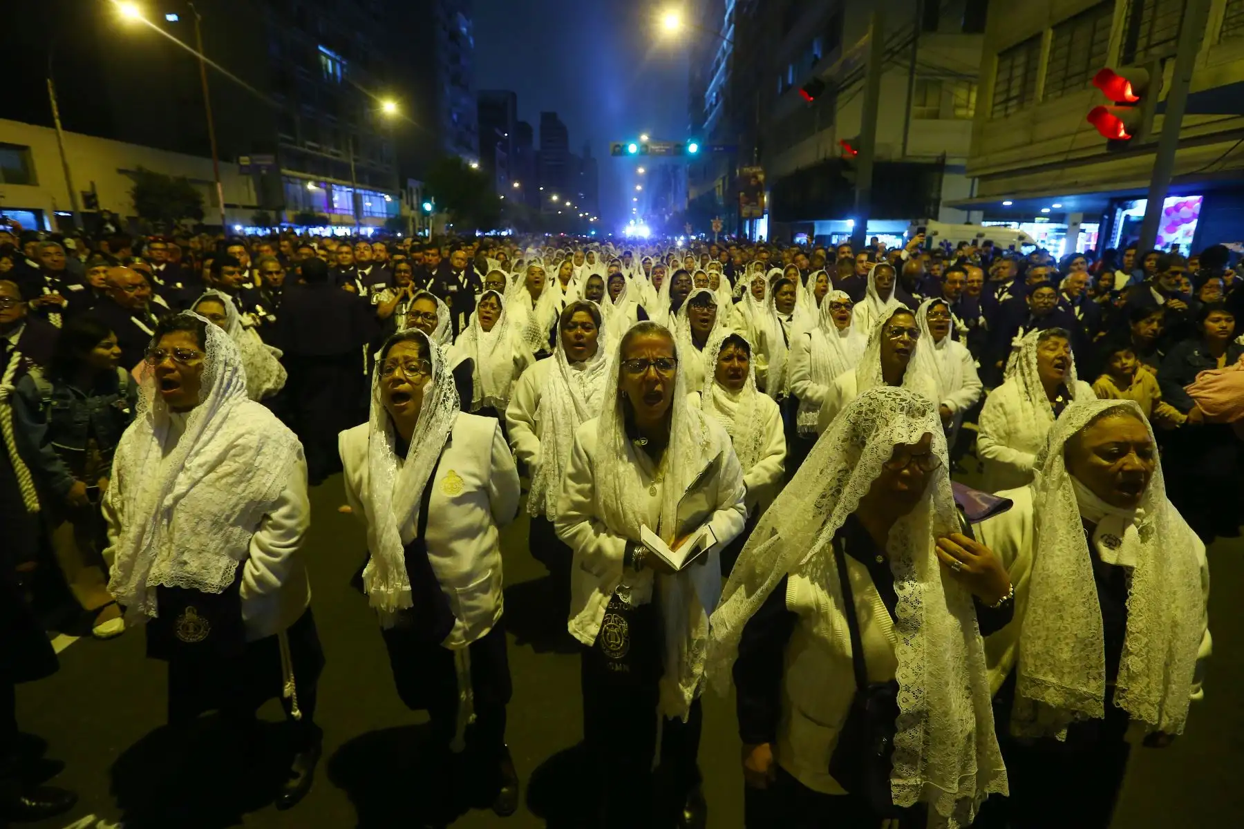 Devotos despiden al Señor de los Milagros luego de su primer recorrido procesional por las calles principales de Lima. La imagen del Señor de Los Milagros se quedará el Monasterio de Las Nazarenas hasta el 18 de octubre.
Foto: ANDINA/Eddy Ramos