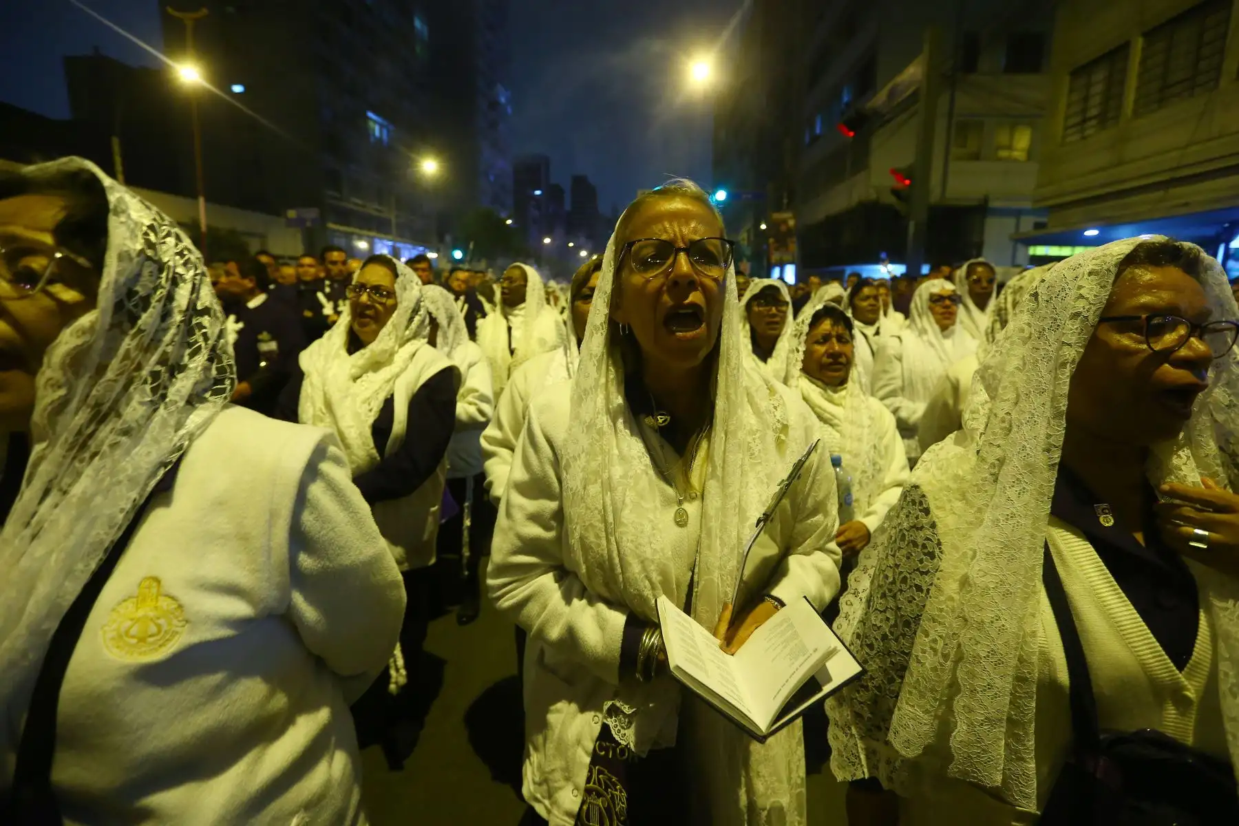 Devotos despiden al Señor de los Milagros luego de su primer recorrido procesional por las calles principales de Lima. La imagen del Señor de Los Milagros se quedará el Monasterio de Las Nazarenas hasta el 18 de octubre.
Foto: ANDINA/Eddy Ramos
