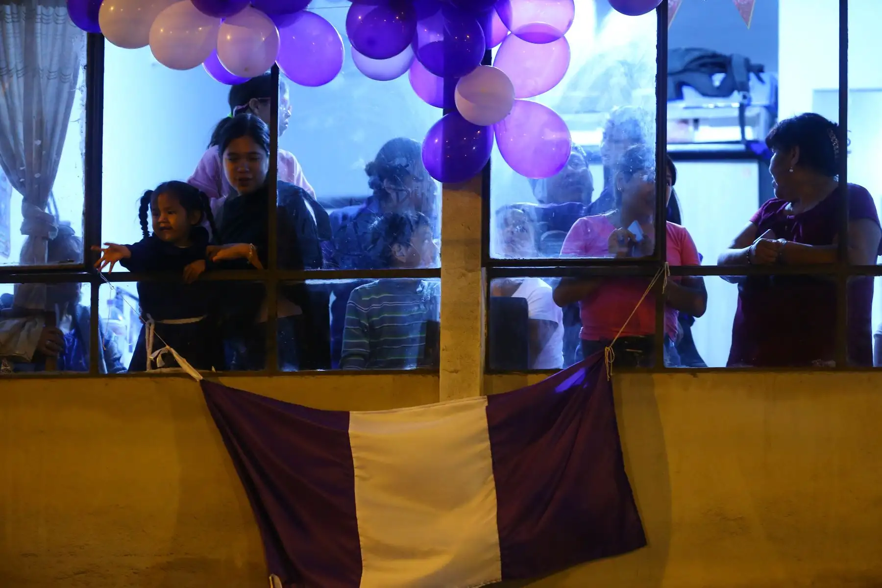 Devotos despiden al Señor de los Milagros luego de su primer recorrido procesional por las calles principales de Lima. La imagen del Señor de Los Milagros se quedará el Monasterio de Las Nazarenas hasta el 18 de octubre.
Foto: ANDINA/Eddy Ramos