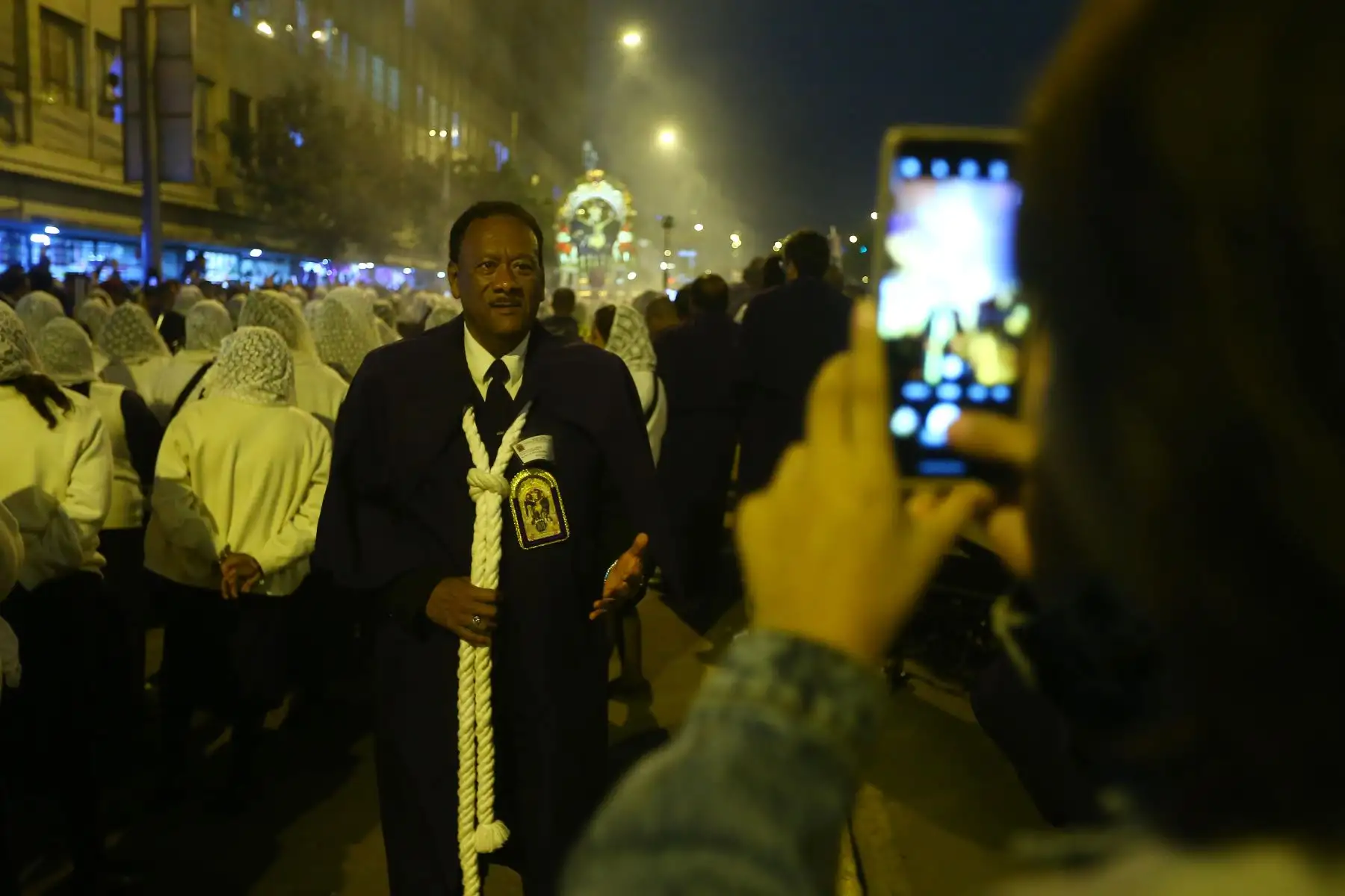 Devotos despiden al Señor de los Milagros luego de su primer recorrido procesional por las calles principales de Lima. La imagen del Señor de Los Milagros se quedará el Monasterio de Las Nazarenas hasta el 18 de octubre.
Foto: ANDINA/Eddy Ramos