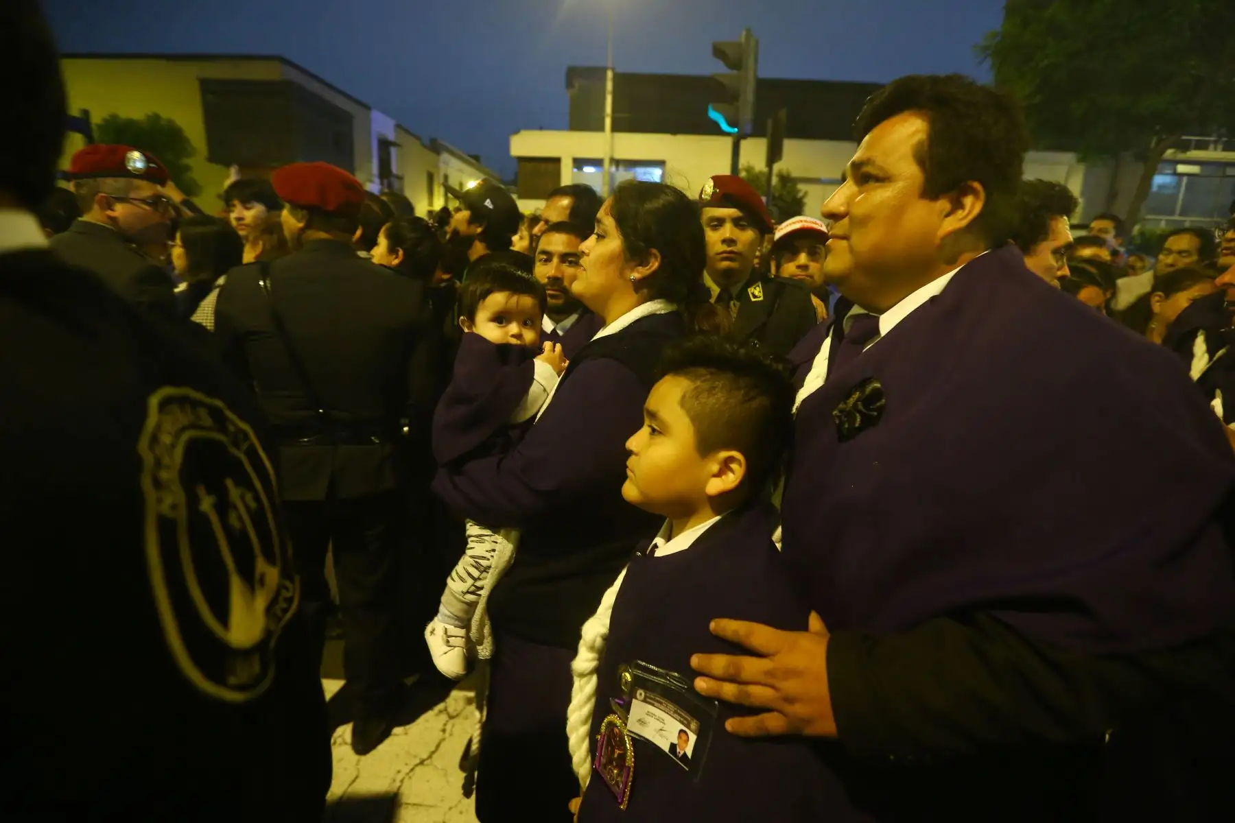 Devotos despiden al Señor de los Milagros luego de su primer recorrido procesional por las calles principales de Lima. La imagen del Señor de Los Milagros se quedará el Monasterio de Las Nazarenas hasta el 18 de octubre.
Foto: ANDINA/Eddy Ramos