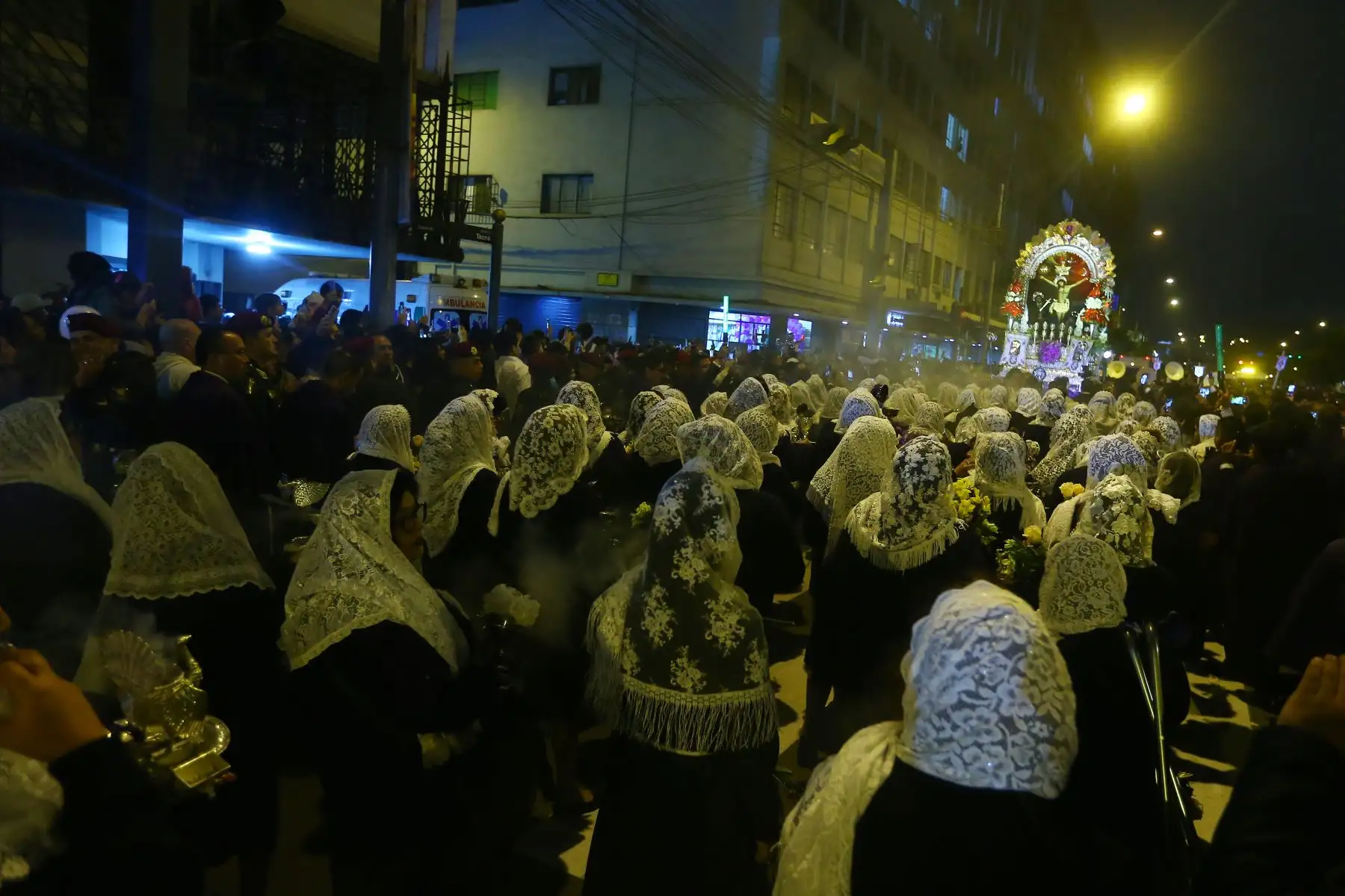 Devotos despiden al Señor de los Milagros luego de su primer recorrido procesional por las calles principales de Lima. La imagen del Señor de Los Milagros se quedará el Monasterio de Las Nazarenas hasta el 18 de octubre.
Foto: ANDINA/Eddy Ramos