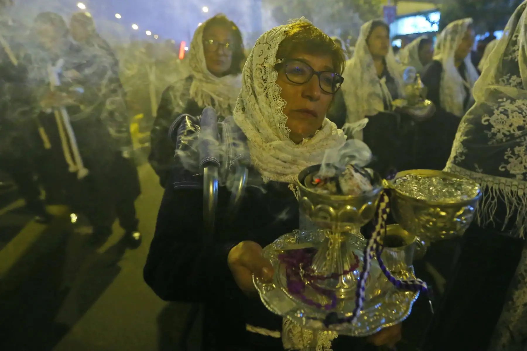 Devotos despiden al Señor de los Milagros luego de su primer recorrido procesional por las calles principales de Lima. La imagen del Señor de Los Milagros se quedará el Monasterio de Las Nazarenas hasta el 18 de octubre.
Foto: ANDINA/Eddy Ramos