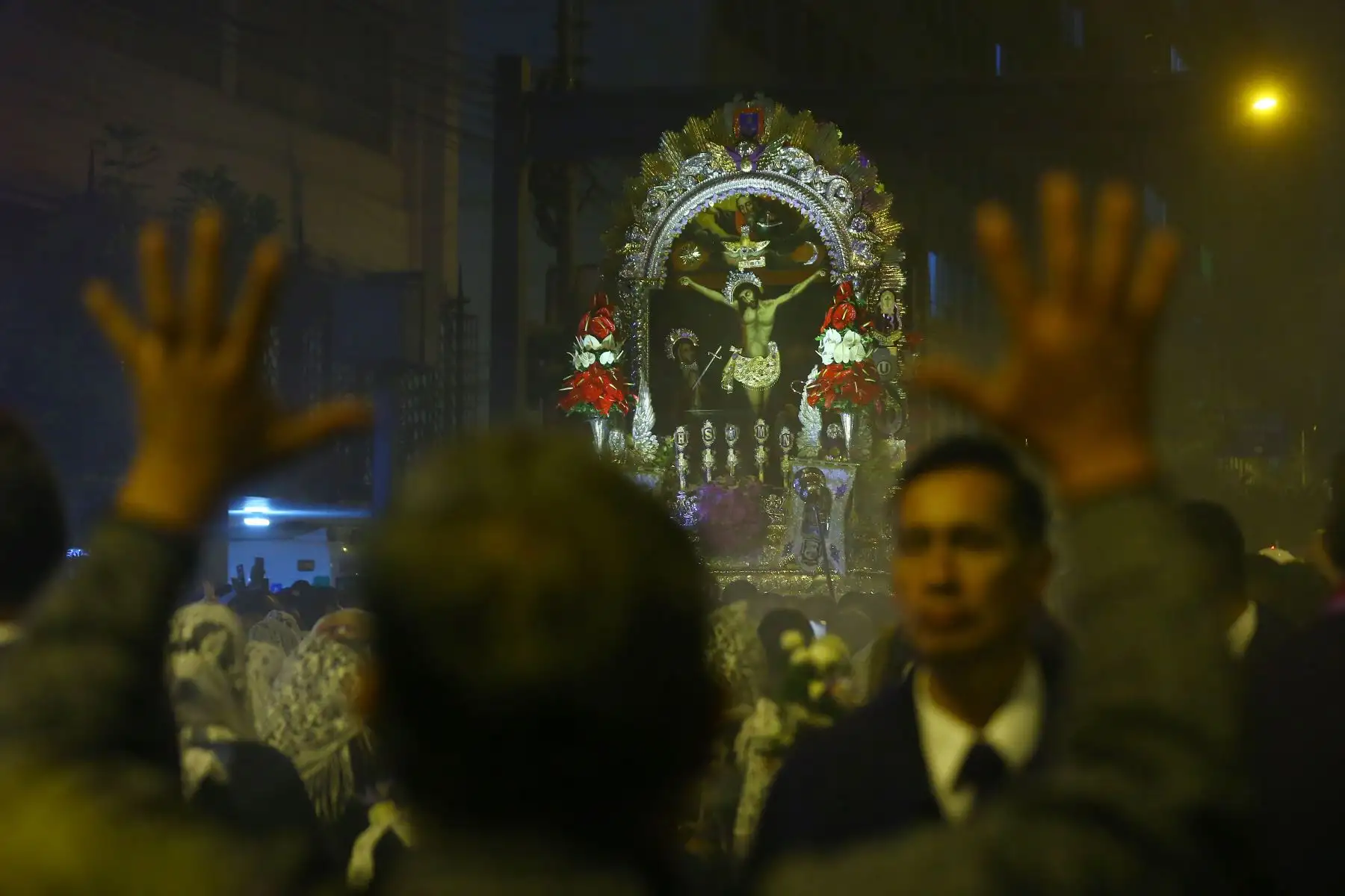 Devotos despiden al Señor de los Milagros luego de su primer recorrido procesional por las calles principales de Lima. La imagen del Señor de Los Milagros se quedará el Monasterio de Las Nazarenas hasta el 18 de octubre.
Foto: ANDINA/Eddy Ramos
