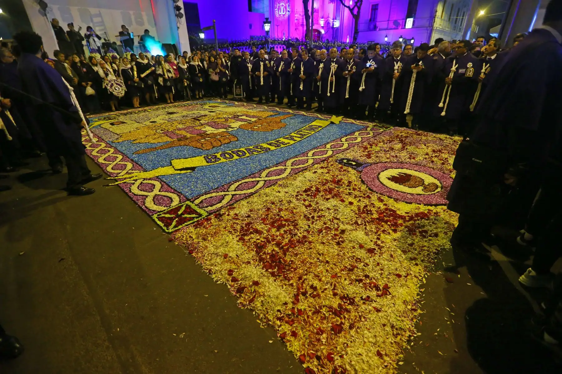 Devotos despiden al Señor de los Milagros luego de su primer recorrido procesional por las calles principales de Lima. La imagen del Señor de Los Milagros se quedará el Monasterio de Las Nazarenas hasta el 18 de octubre.
Foto: ANDINA/Eddy Ramos