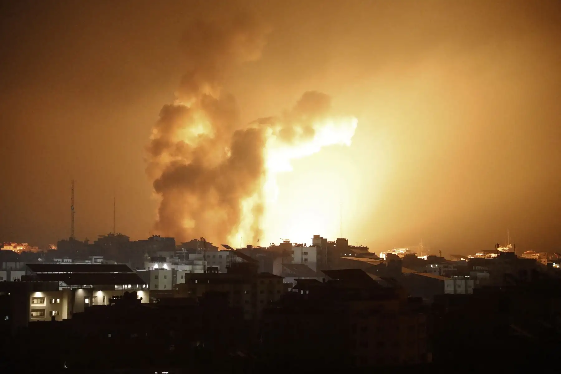 El fuego y el humo se elevan sobre los edificios durante un ataque aéreo israelí en la ciudad de Gaza . Al menos 200 israelíes murieron en un ataque sorpresa a gran escala perpetrado por el grupo militante palestino Hamas el 7 de octubre de 2023.
Foto: AFP