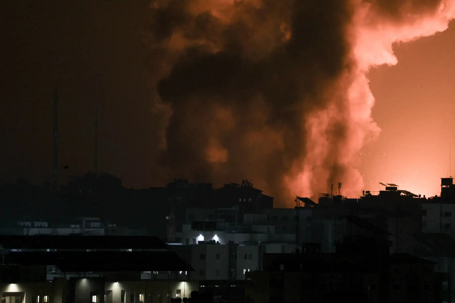 El fuego y el humo se elevan sobre un edificio durante un ataque aéreo israelí en la ciudad de Gaza a principios del 8 de octubre de 2023. Al menos 200 israelíes murieron en un ataque sorpresa a gran escala perpetrado por el grupo militante palestino Hamas el 7 de octubre de 2023.
Foto: AFP