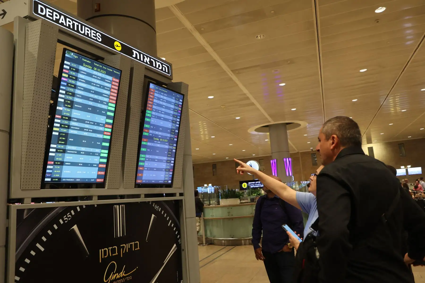 Los pasajeros miran un tablero de salidas en el aeropuerto Ben Gurion cerca de Tel Aviv, Israel, el 7 de octubre de 2023, mientras los vuelos se cancelan debido a los ataques sorpresa de Hamás.
Foto: AFP