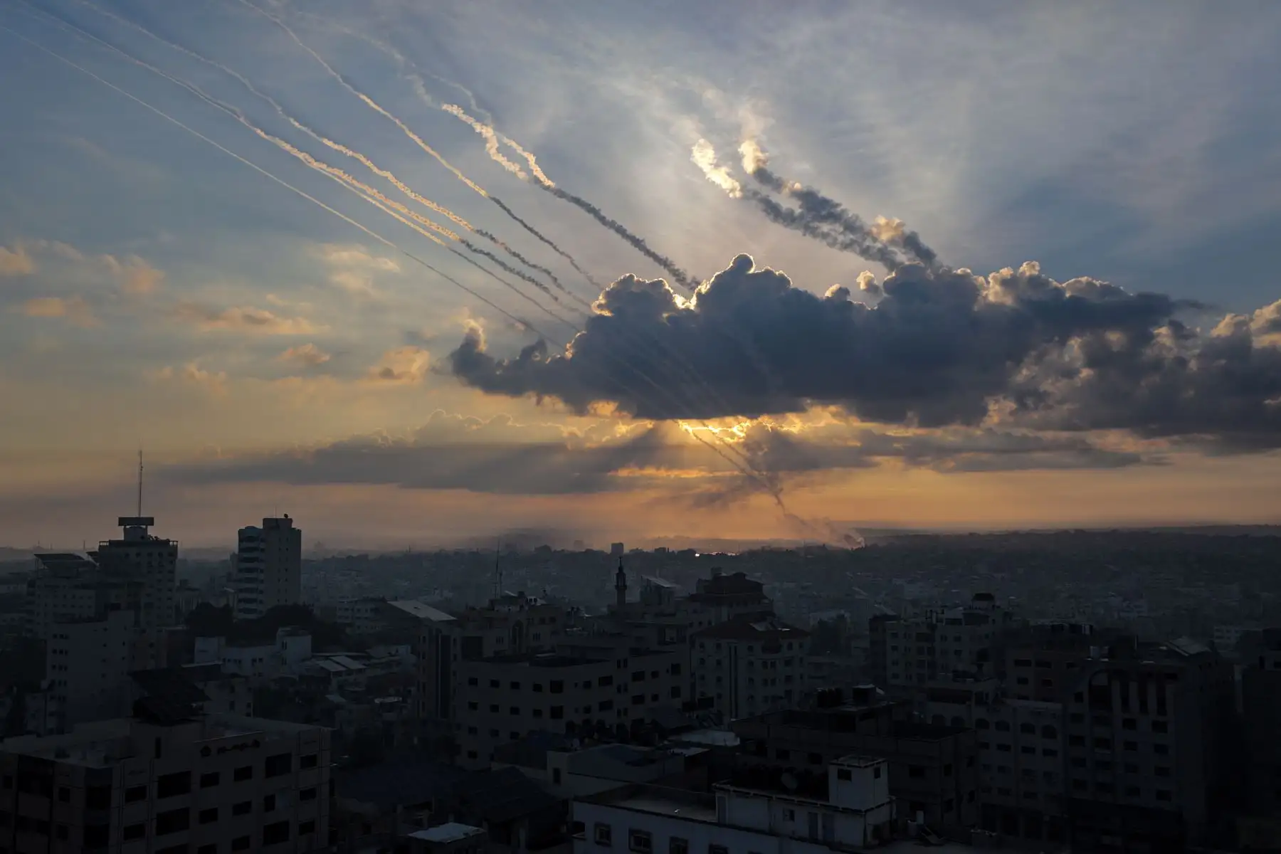 Vista de varios cohetes lanzados desde la Franja de Gaza hacia Israel este sábado por la milicia de Ezz Al-Din Al Qassam, la rama militar de Hamas. Las Brigadas de Al Qasam han lanzado más de 5.000 cohetes desde Gaza a Israel, y que tienen secuestrados los cuerpos de decenas de soldados israelíes muertos en enfrentamientos en la frontera, y de al menos uno vivo. 
Foto: EFE