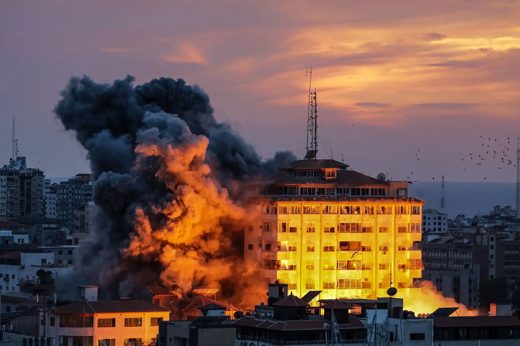 El humo se eleva después de que aviones de combate israelíes atacaran la torre Palestina en la ciudad de Gaza, el 7 de octubre de 2023. A principios del 7 de octubre se lanzaron andanadas de cohetes desde la Franja de Gaza en un ataque sorpresa reivindicado por el movimiento islamista Hamás. En una declaración televisada, el primer ministro israelí dijo que el país está en guerra. 
Foto: EFE