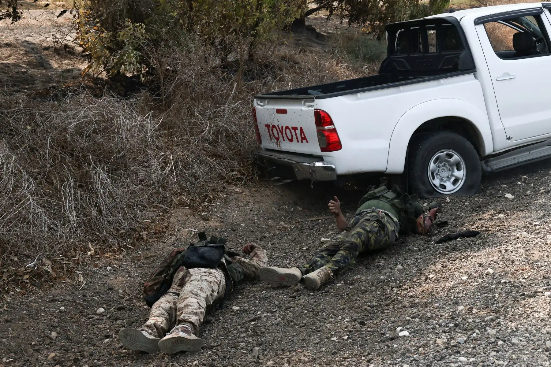 Los cadáveres de militantes palestinos yacen a lo largo de una carretera en un lugar no revelado en la frontera con Gaza.
Foto: AFP