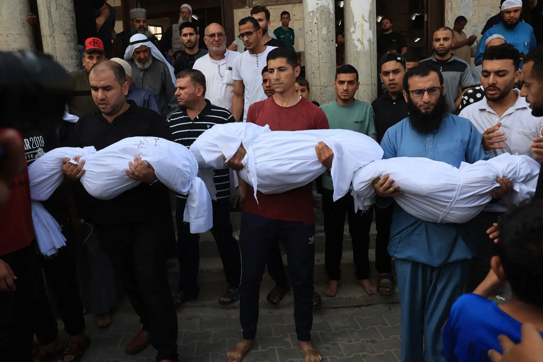 Los familiares llevan los cuerpos de los niños de la familia Abu Quta que murieron en los ataques israelíes contra la ciudad palestina de Rafah, en el sur de la Franja de Gaza, durante su funeral.
Foto: AFP