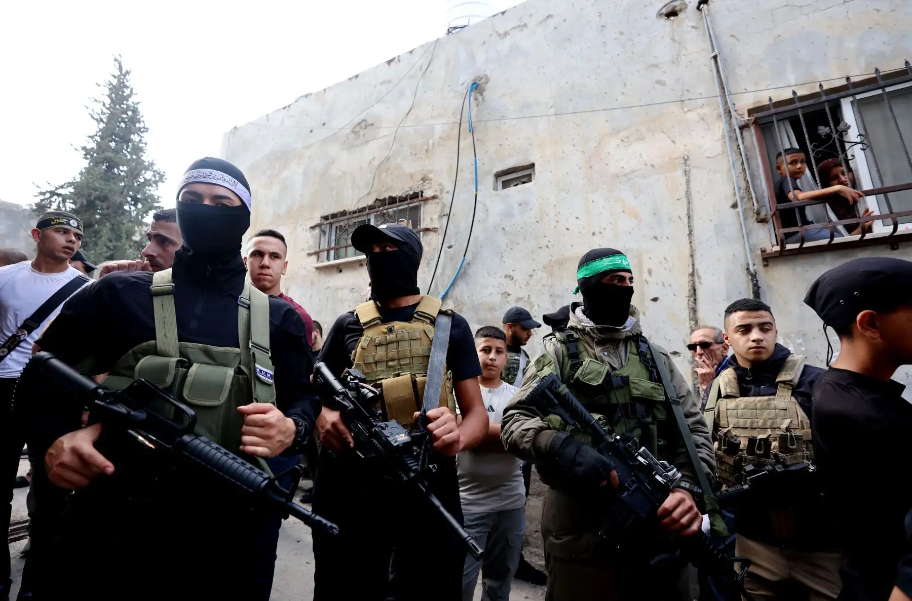 Militantes palestinos hacen guardia durante el funeral de Ahmad Awawda, de 19 años, que murió el día anterior en enfrentamientos con tropas israelíes, en la ocupada Cisjordania Jenin .
Foto: AFP
