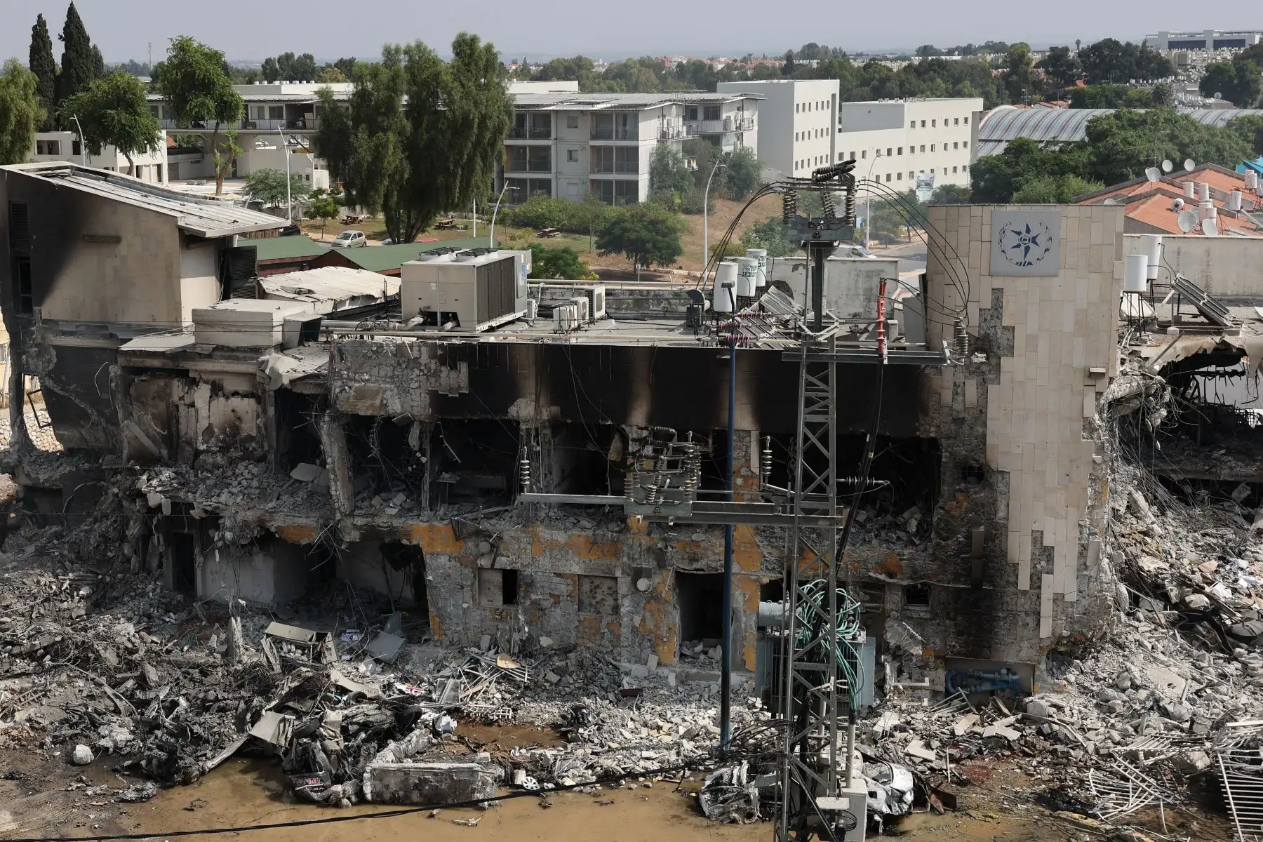 Esta imagen muestra una comisaría de policía israelí en Sderot después de que fuera dañada durante las batallas para desalojar a los militantes de Hamás que estaban estacionados en su interior.
Foto: AFP