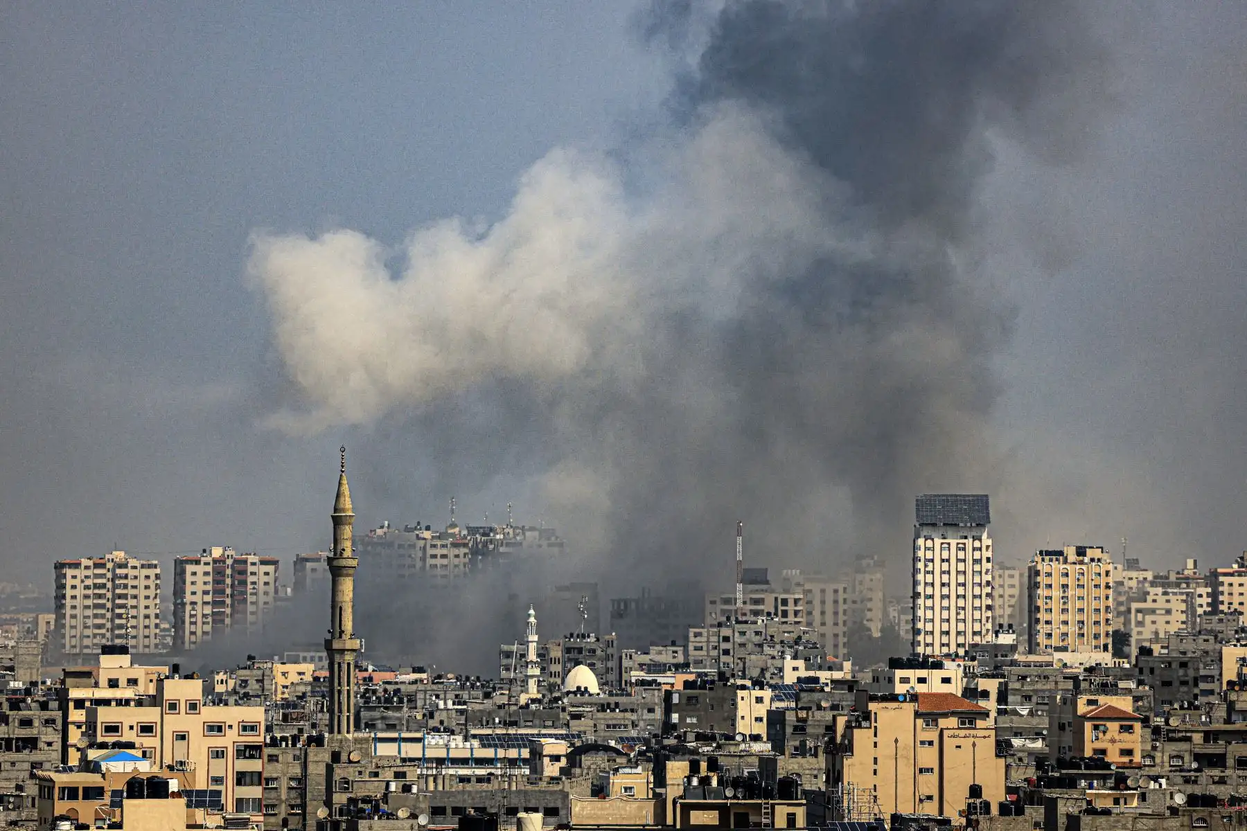 Una columna de humo se eleva sobre los edificios de la ciudad de Gaza durante un ataque aéreo israelí.
Foto: AFP