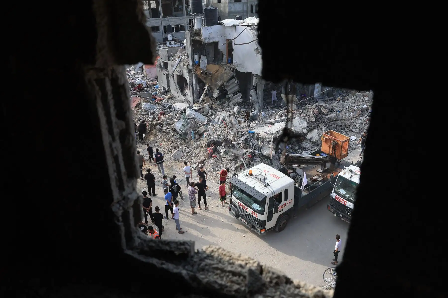 Un camión limpia los escombros alrededor de los edificios destruidos durante los ataques aéreos israelíes en Rafah, en el sur de la Franja de Gaza.
Foto: AFP