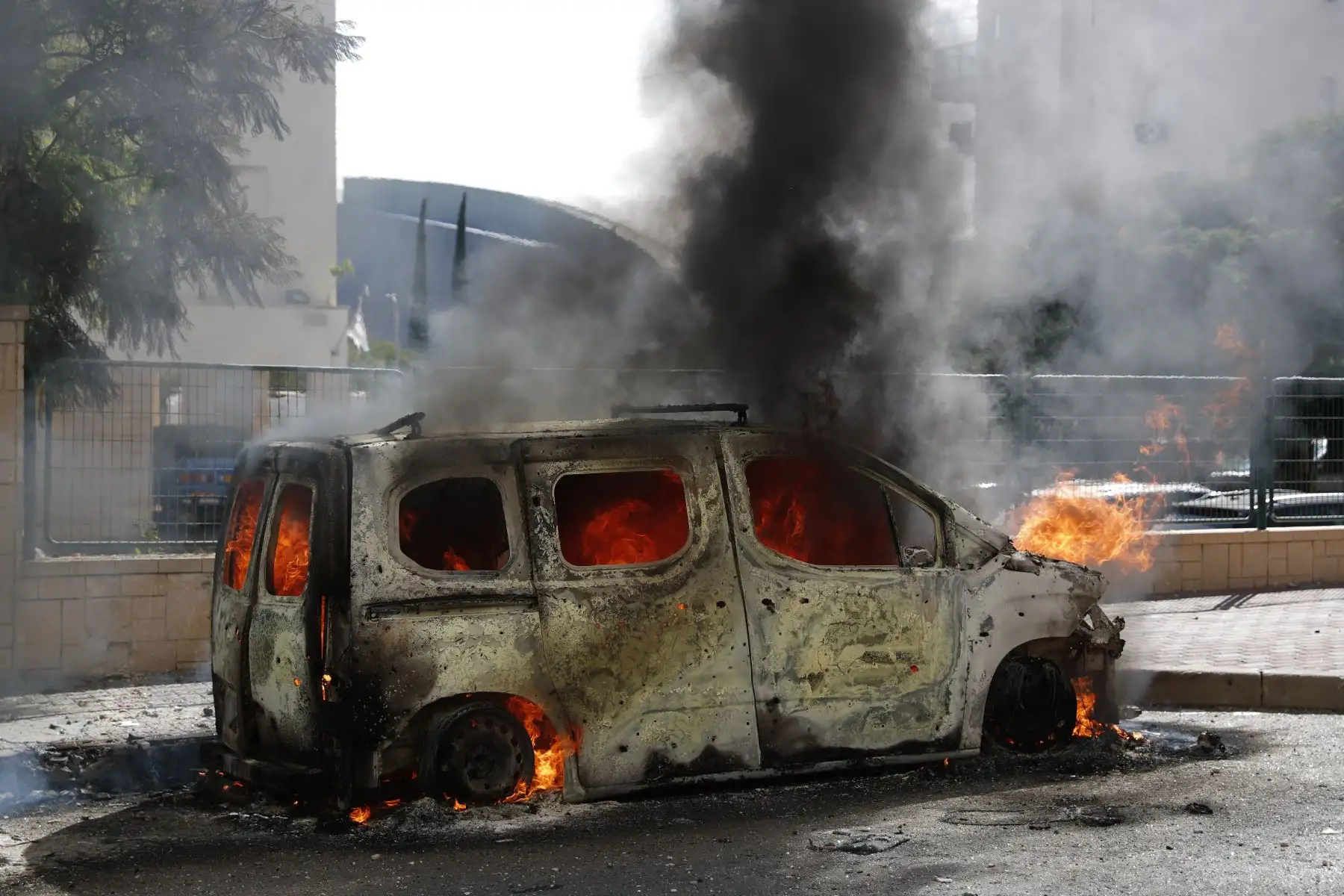 Un vehículo en llamas en la ciudad israelí de Ashkelon tras el lanzamiento de cohetes desde Gaza.
Foto: EFE