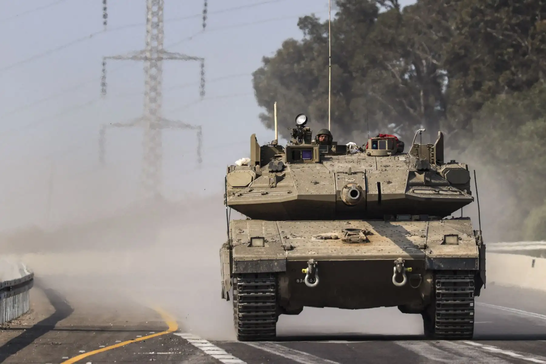Un tanque israelí rueda por una carretera cerca de la ciudad sureña de Sderot.
Foto: AFP