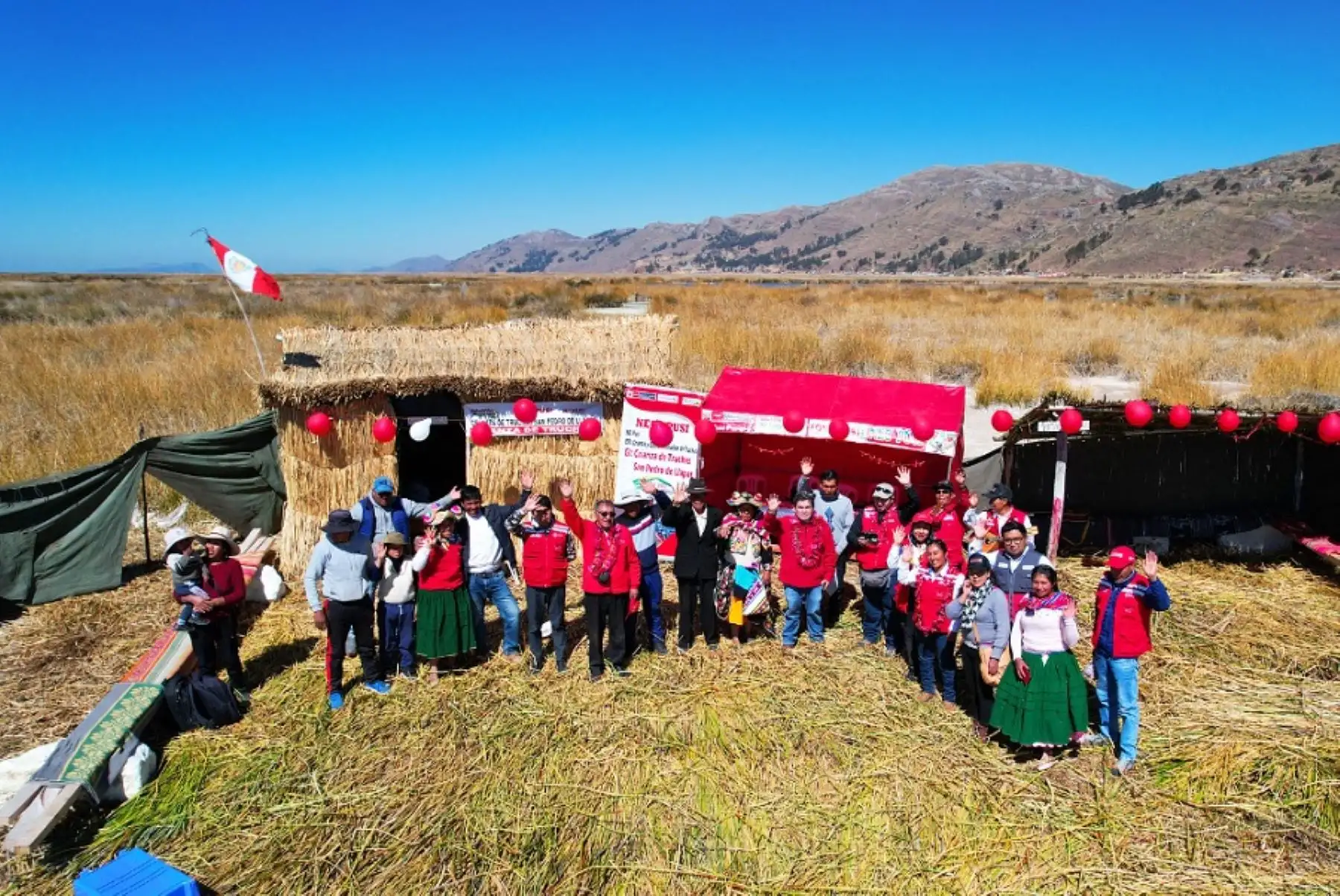 La familia Barrionuevo vive en el poblado de Llapas, a orillas del Lago Titicaca en el distrito de Pusi, región Puno, y están dedicados a la pesca artesanal. Desde hace algunos años vieron crecer su negocio gracias al apoyo técnico, 
fortalecimiento de capacidades e inyección de capital que recibieron del proyecto Haku Wiñay de Foncodes, programa del Ministerio de Desarrollo e Inclusión Social