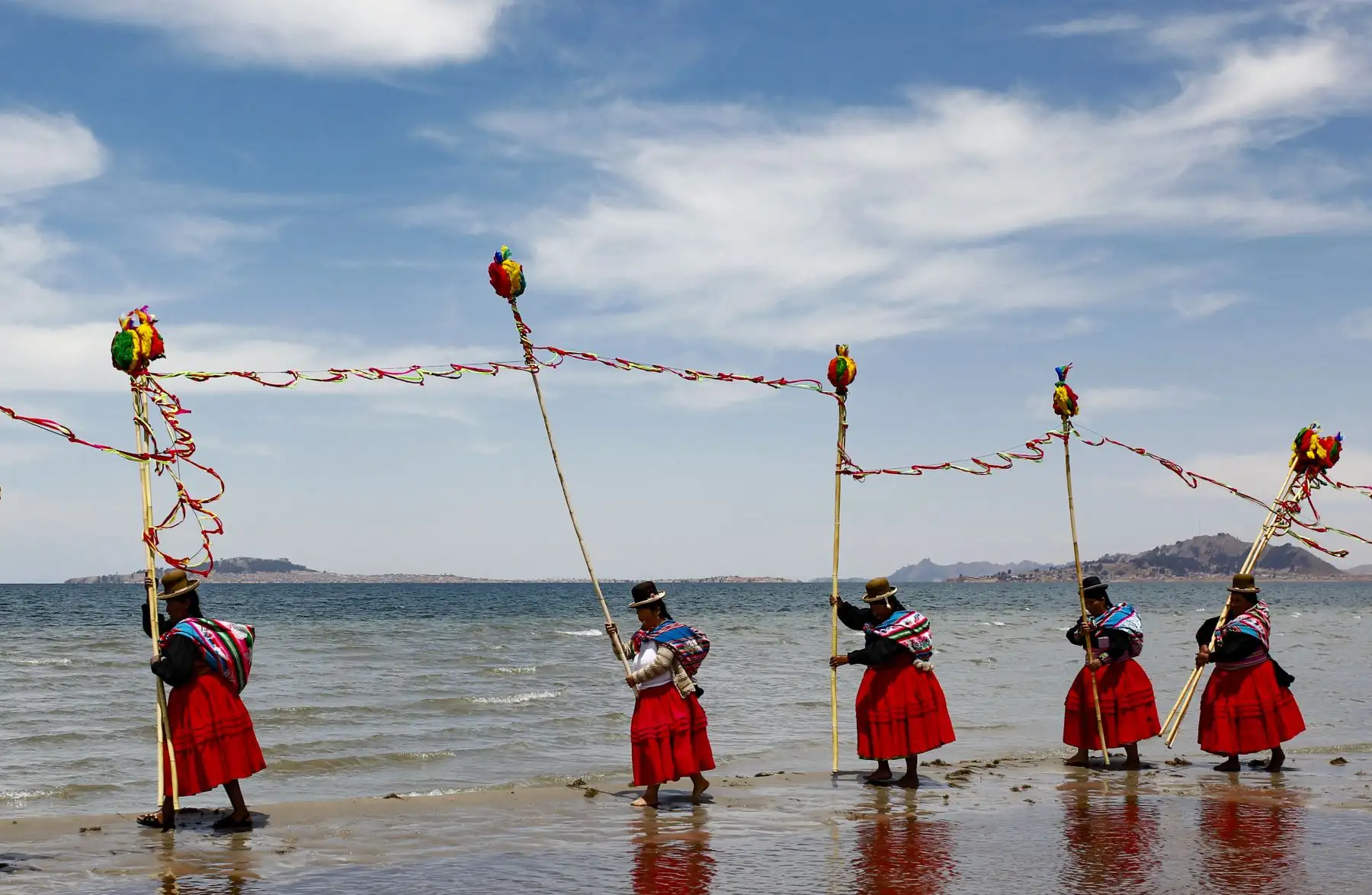 Campesinos aymaras vestidos con trajes ceremoniales típicos bailan haciendo ofrendas a orillas del lago Titicaca, cerca del pueblo de Perka, provincia de Puno, Perú.
Foto: AFP