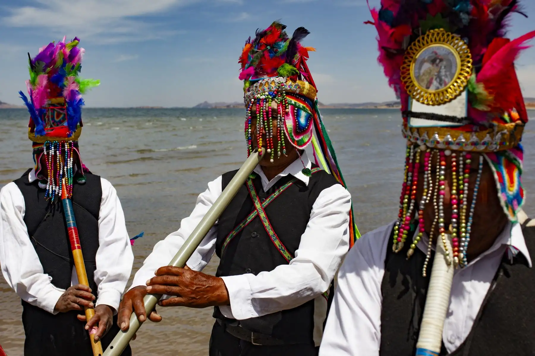 Campesinos aymaras vestidos con trajes ceremoniales típicos tocan instrumentos de viento en la orilla del lago Titicaca, cerca del pueblo de Perka, provincia de Puno, Perú.
Foto: AFP