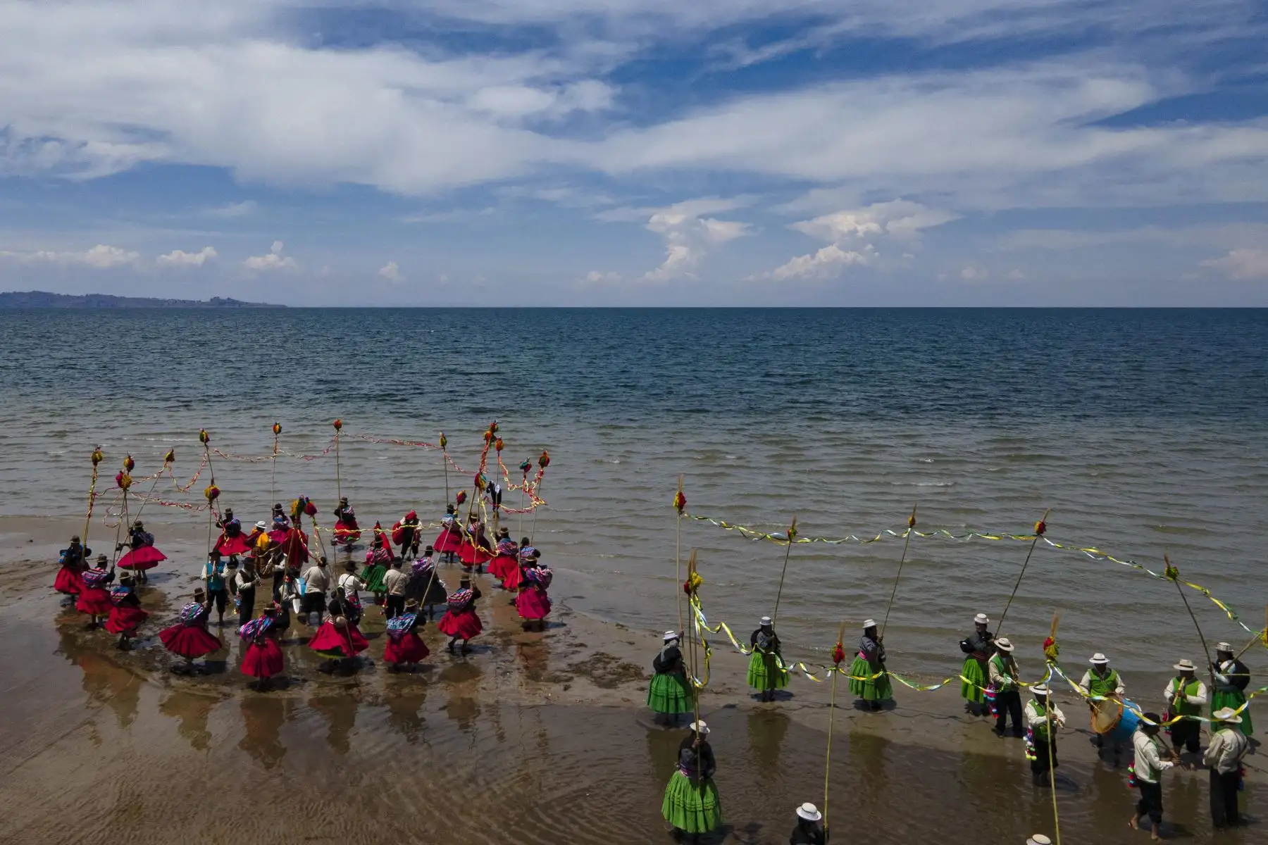 Campesinos aymaras vestidos con trajes ceremoniales típicos bailan haciendo ofrendas a orillas del lago Titicaca, cerca del pueblo de Perka, provincia de Puno, Perú.
Foto: AFP