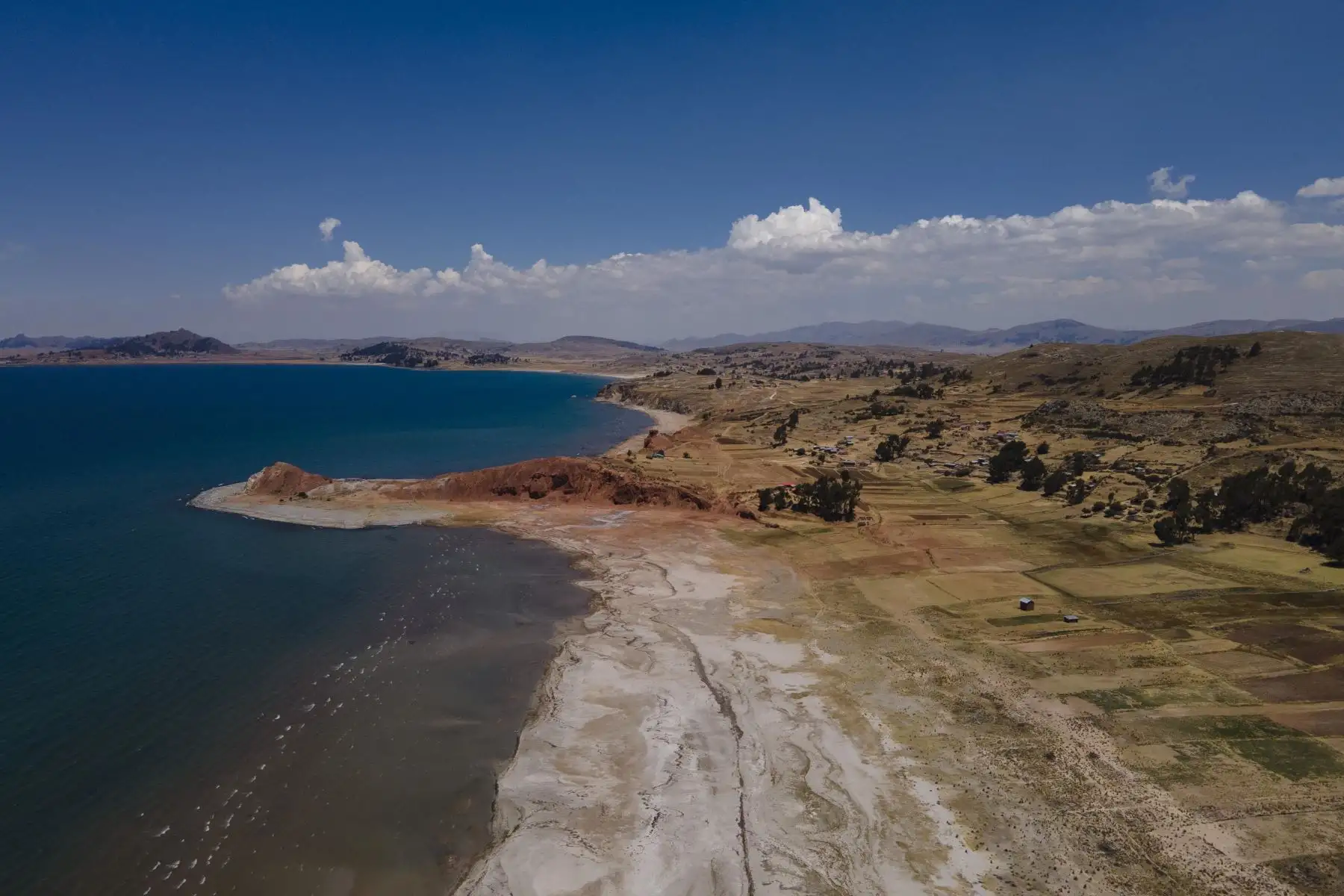 Vista aérea que muestra el descenso del nivel del lago Titicaca cerca del pueblo de Perka, provincia de Puno, Perú, tomada el 6 de octubre de 2023. Los quechuas, aymaras y otras etnias de las tierras altas de los Andes que viven junto al lago están sufriendo una prolongada temporada de sequía. La ausencia de lluvias ha afectado los ciclos de cultivos y la escasez de agua potable
Foto: AFP