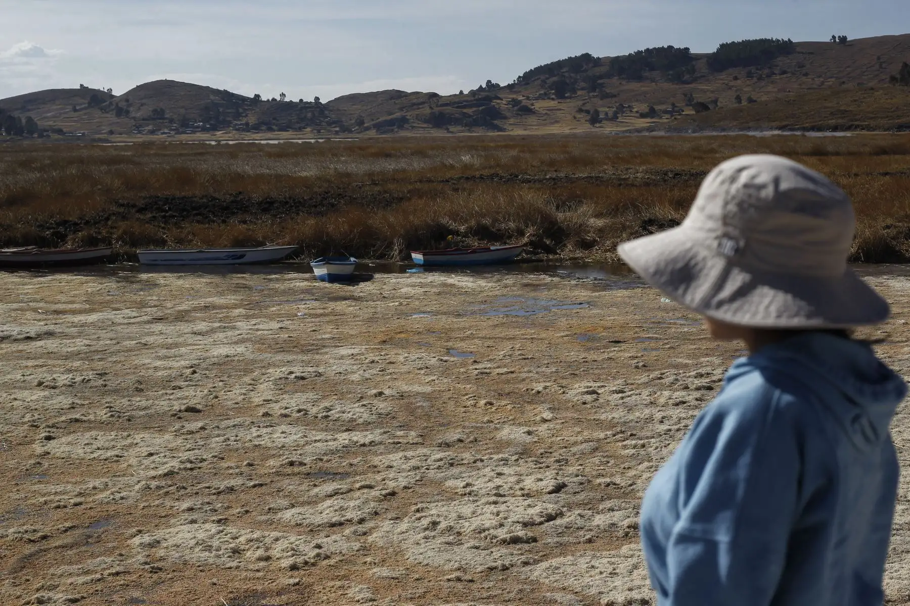 Un campesino aymara observa la costa seca del lago Titicaca, cerca del pueblo de Perka, provincia de Puno.
Foto: AFP