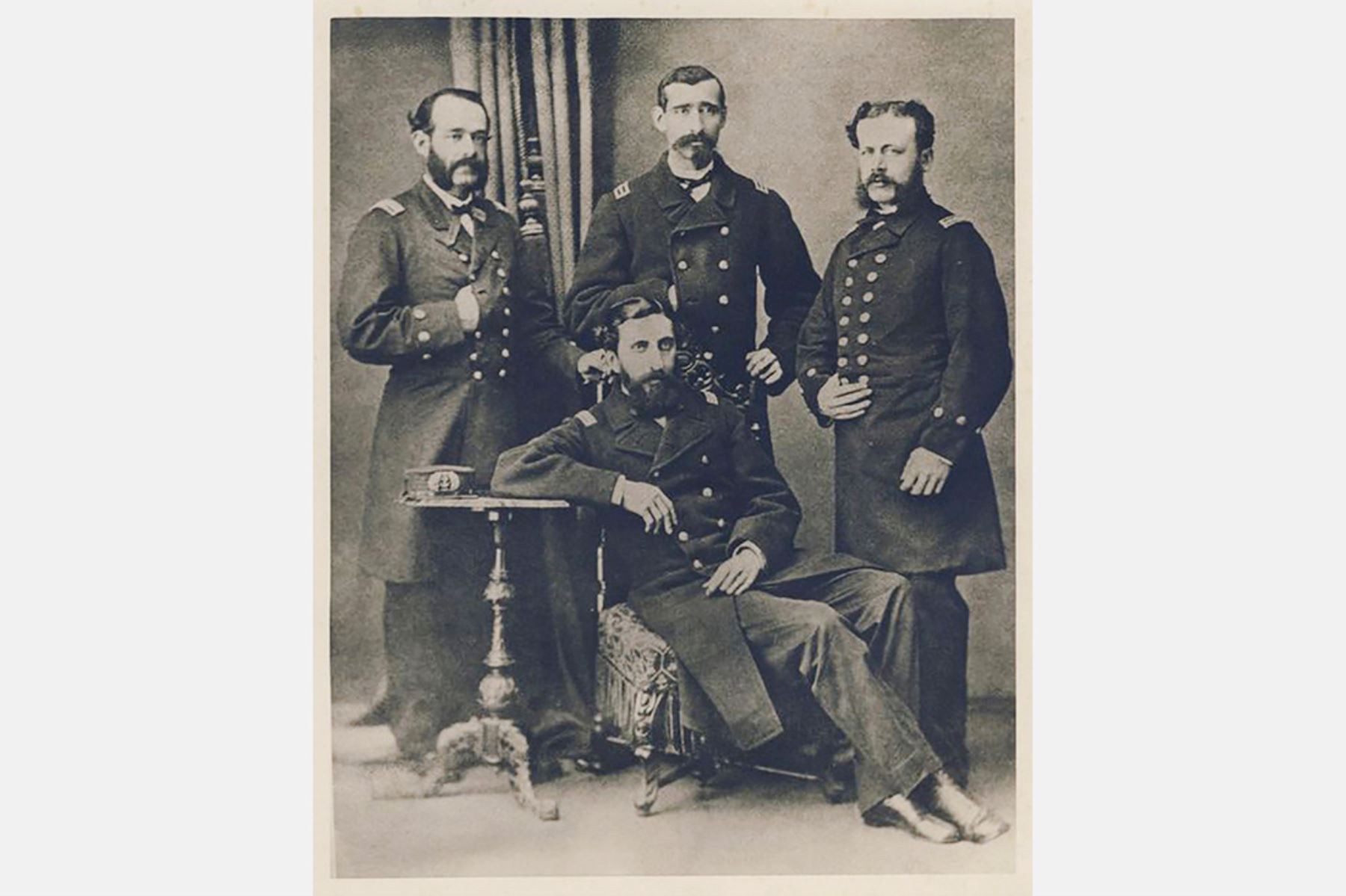 Los "Cuatro ases de la Marina". De izquierda a derecha, de pie: capitán de fragata Miguel Grau, capitán de navío Lizardo Montero y capitán de fragata Aurelio García y García. sentado, Capitán de Fragata Manuel Ferreyros. Foto: Estudio Courret / BNP