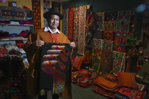 El Ministerio de Cultura declaró Patrimonio Cultural de la Nación a los conocimientos, saberes y técnicas de tejido del tapiz ayacuchano, por su original valor estético y por ser una expresión de la memoria histórica y la identidad cultural del pueblo de Ayacucho.