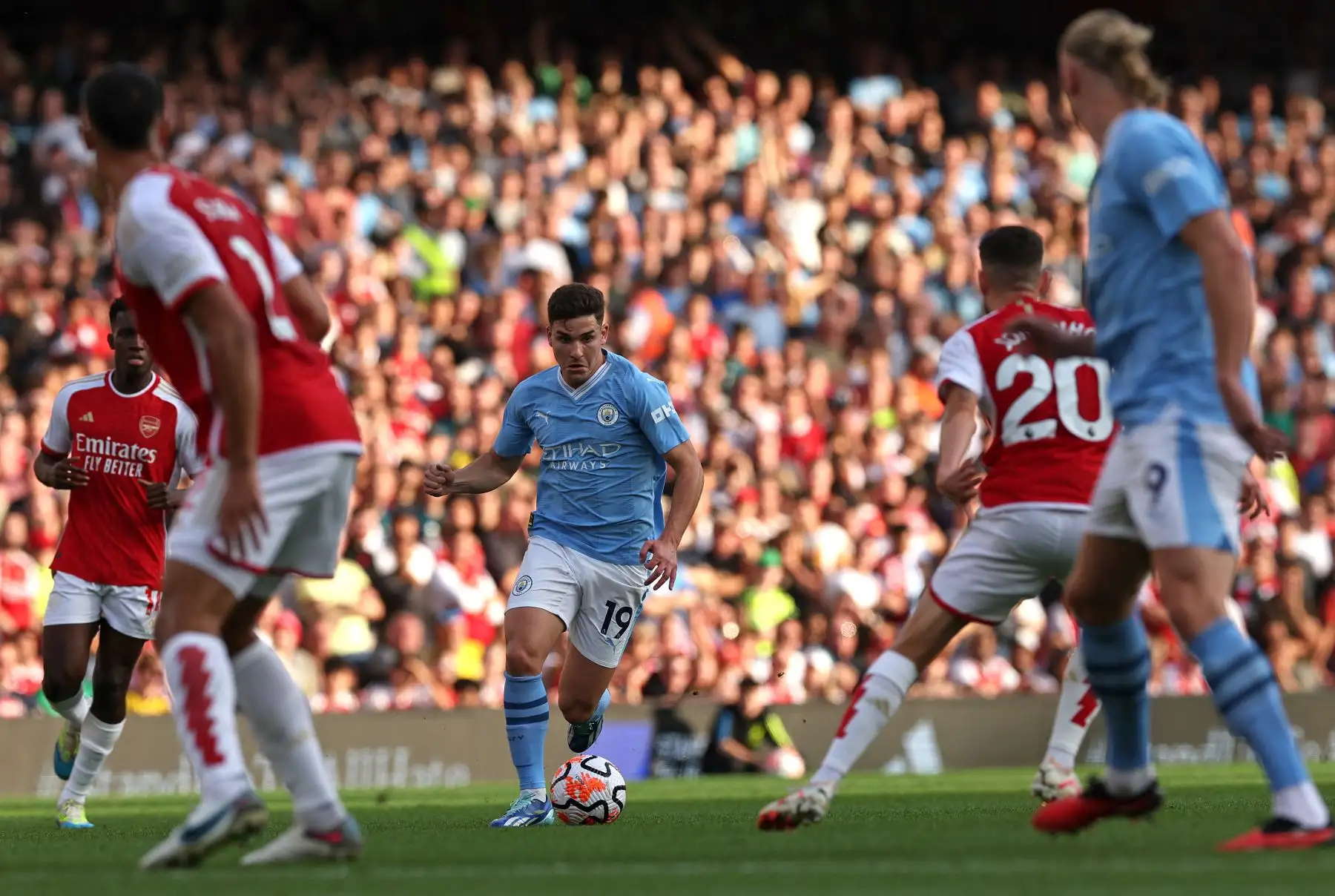 El delantero argentino del Manchester City, Julián Álvarez , corre con el balón durante el partido de fútbol de la Premier League inglesa entre Arsenal y Manchester City en el Emirates Stadium de Londres.
Foto: AFP