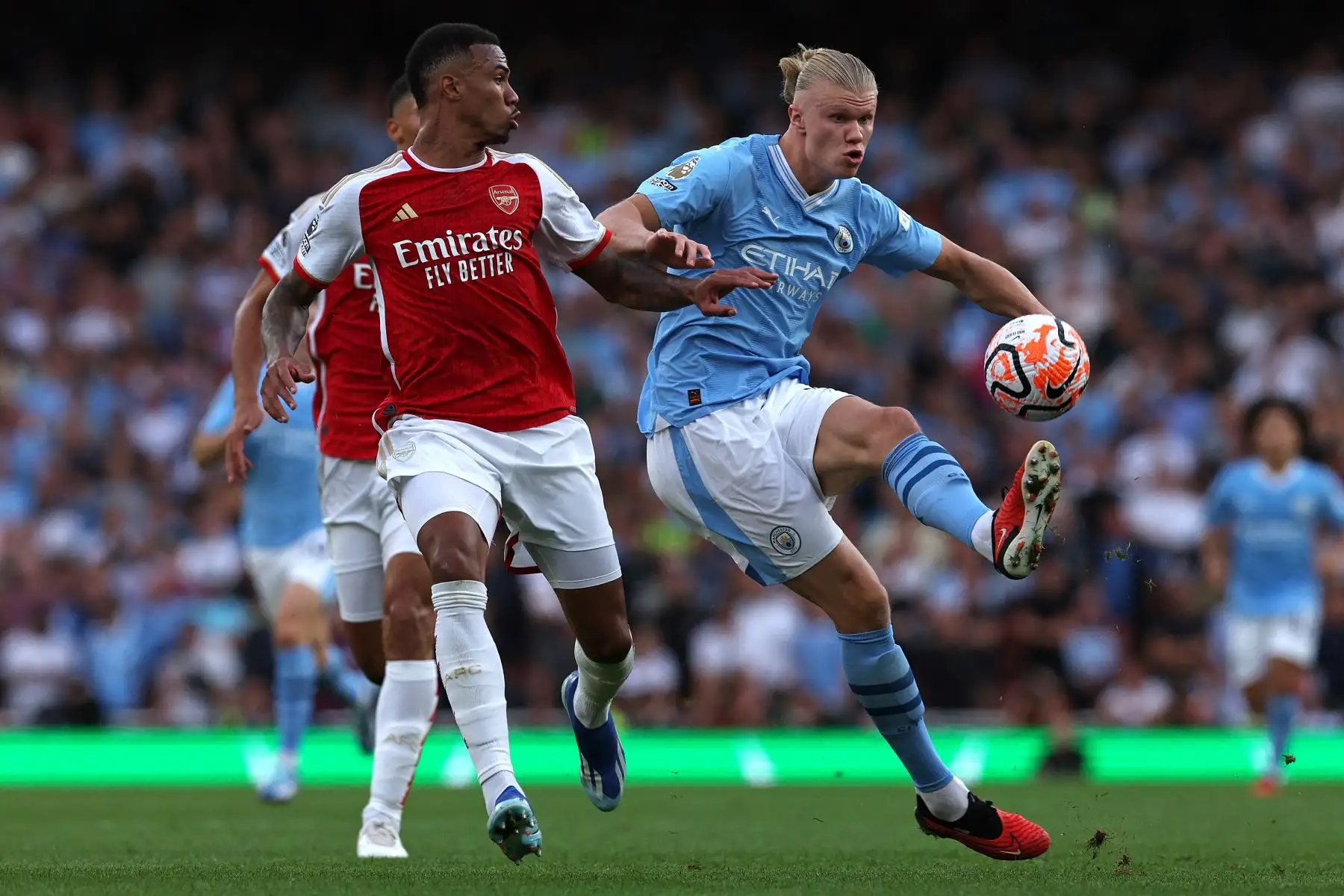 El delantero noruego del Manchester City , Erling Haaland  compite con el defensor francés del Arsenal, William Saliba  durante el partido de fútbol de la Premier League inglesa entre el Arsenal y el Manchester City en el Emirates Stadium de Londres.
Foto: AFP