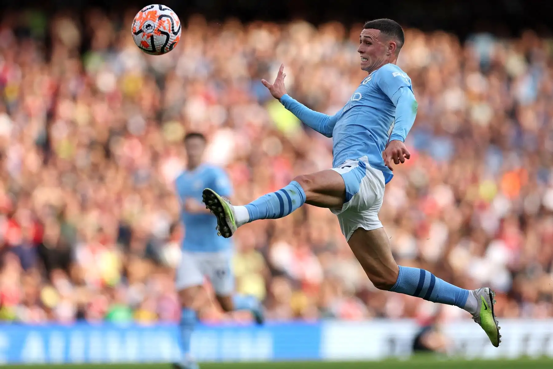 El mediocampista inglés del Manchester City,  Phil Foden se estira para controlar el balón durante el partido de fútbol de la Premier League inglesa entre el Arsenal y el Manchester City en el Emirates Stadium de Londres.
Foto: AFP