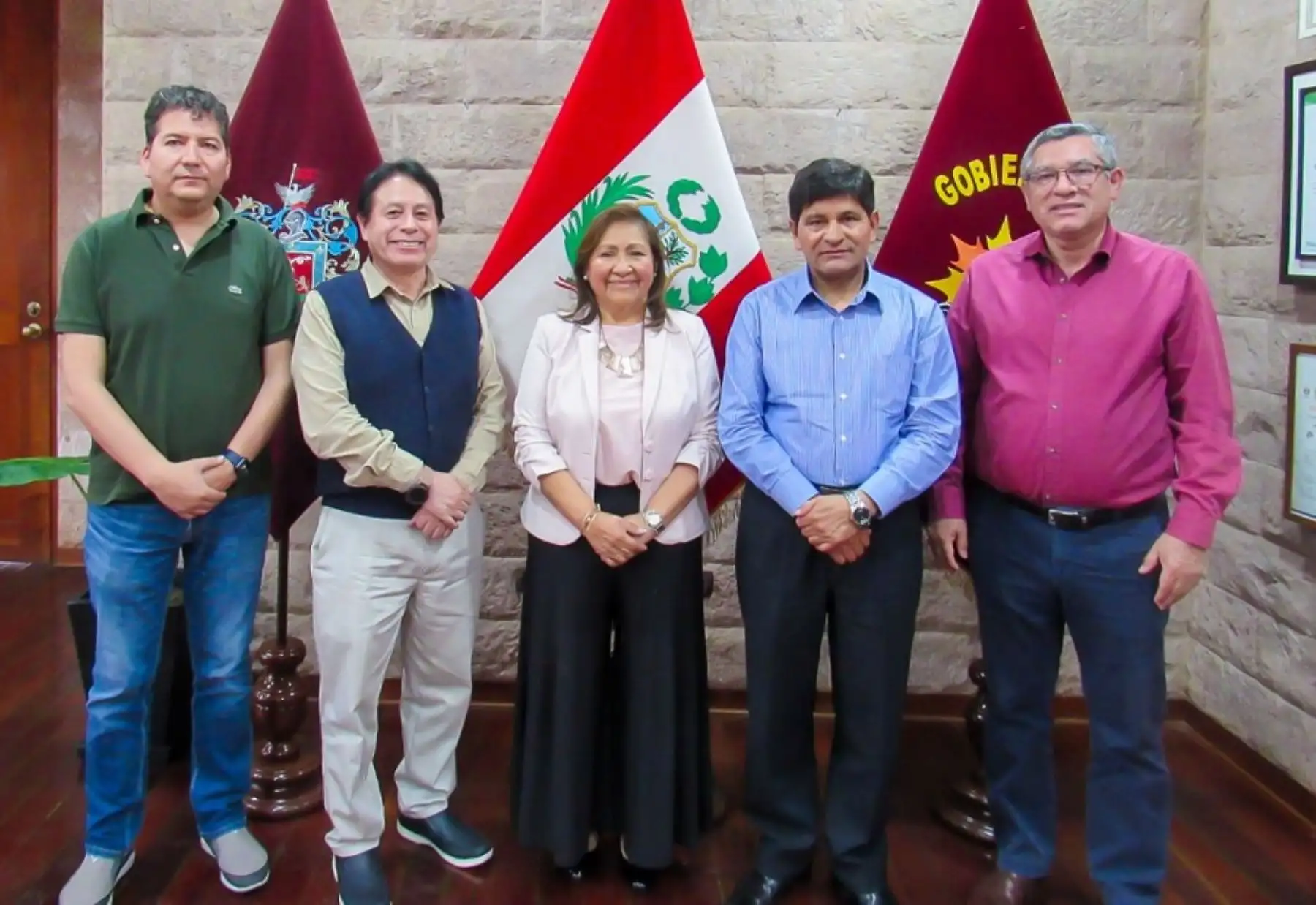La ministra de la Producción, Ana María Choquehuanca, sostuvo una reunión con el gobernador regional de Arequipa, Rohel Sánchez, y otras autoridades, a fin de articular acciones preventivas que contribuyan a mitigar los efectos del fenómeno El Niño, con especial énfasis en el estrés hídrico en esta y otras regiones del sur del país.