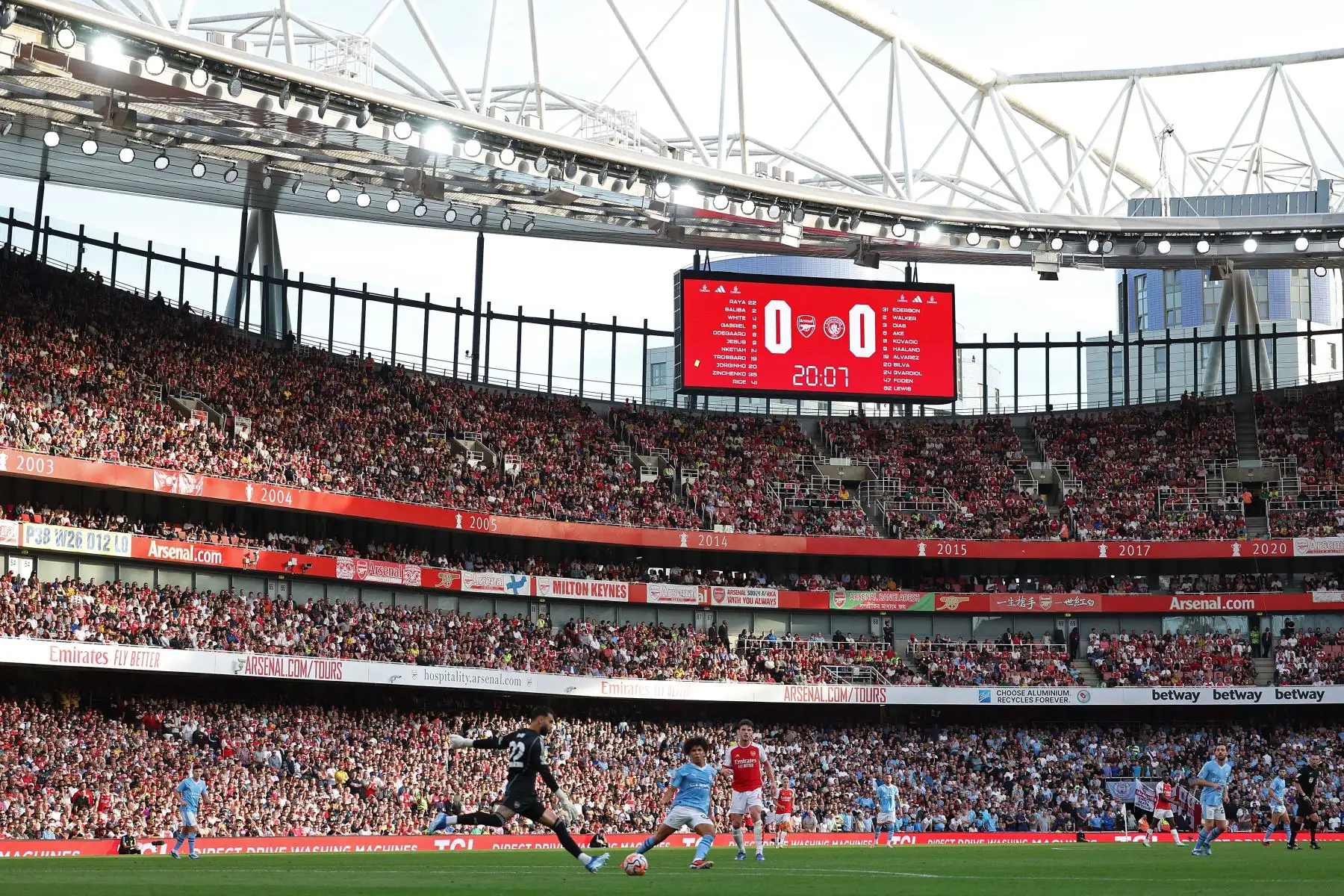 El portero español del Arsenal , David Raya, patea el balón durante el partido de fútbol de la Premier League inglesa entre el Arsenal y el Manchester City en el Emirates Stadium de Londres.
Foto: AFP