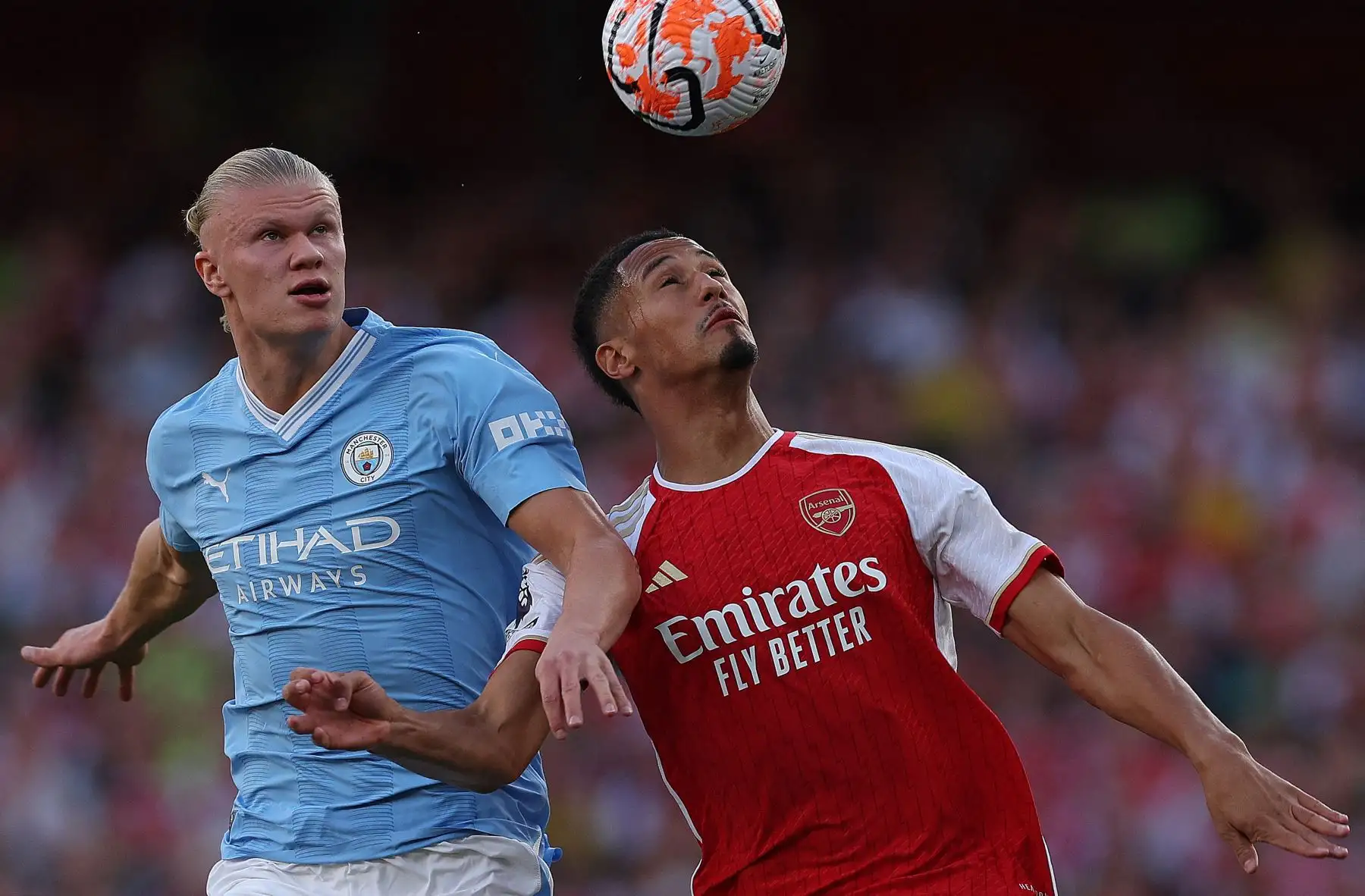 El delantero noruego del Manchester City, Erling Haaland compite con el defensor francés del Arsenal, William Saliba durante el partido de fútbol de la Premier League inglesa entre el Arsenal y el Manchester City en el Emirates Stadium de Londres.
Foto:AFP