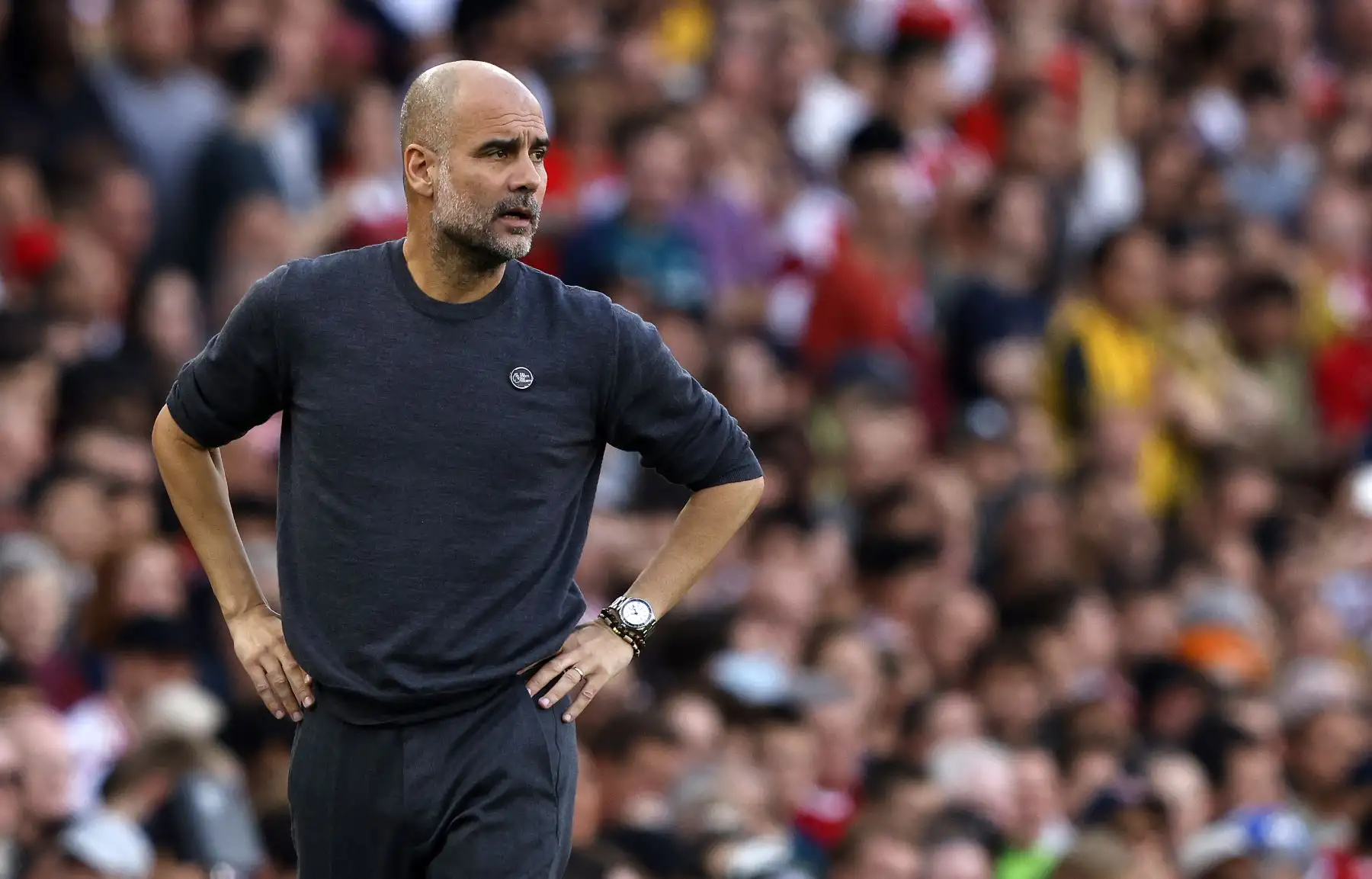El técnico español del Manchester City, Pep Guardiola, observa durante el partido de fútbol de la Premier League inglesa entre el Arsenal y el Manchester City en el Emirates Stadium de Londres.
Foto: AFP