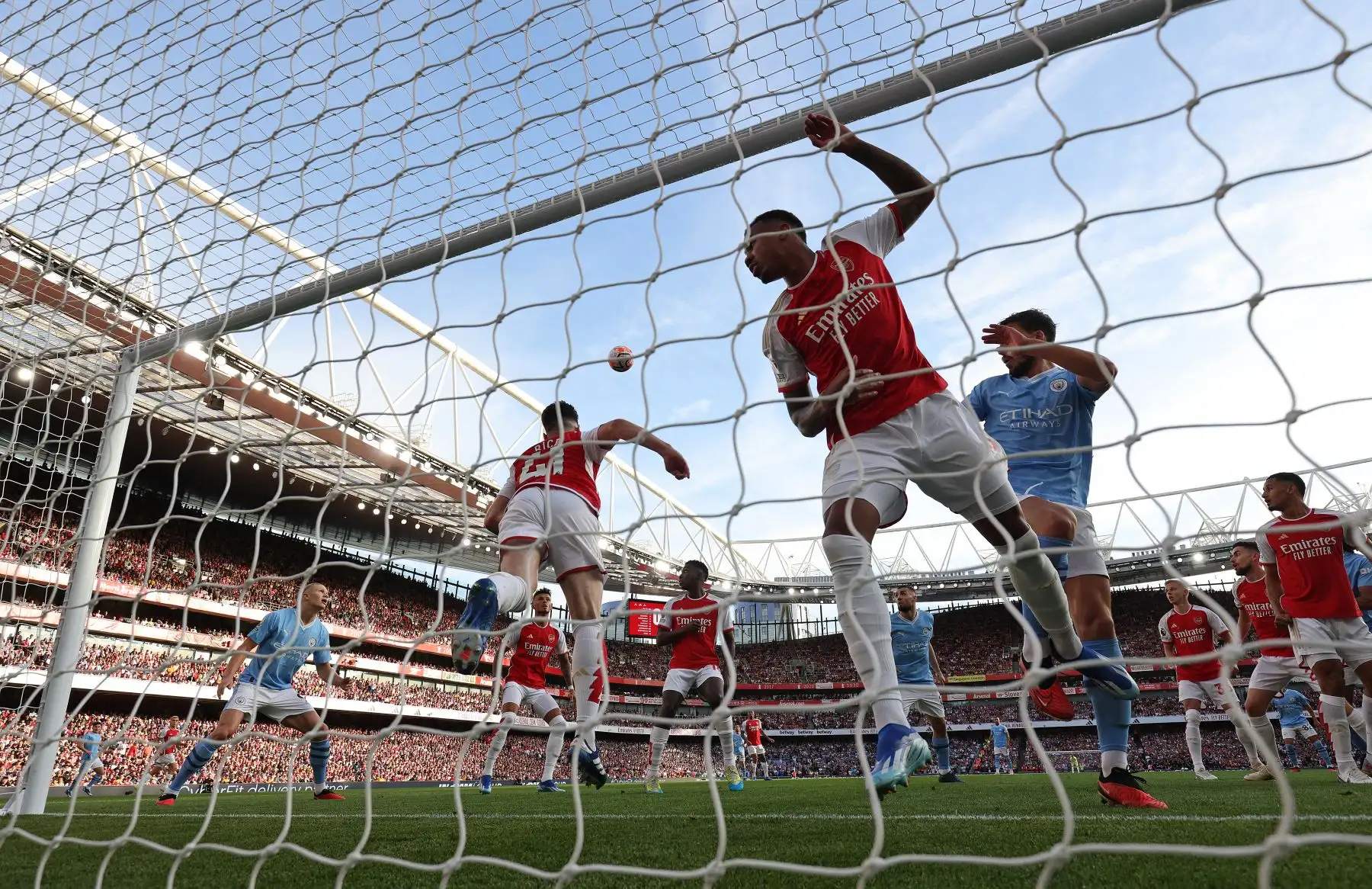 El mediocampista inglés del Arsenal, Declan Rice despeja el balón de su propia línea durante el partido de fútbol de la Premier League inglesa.
Foto: AFP