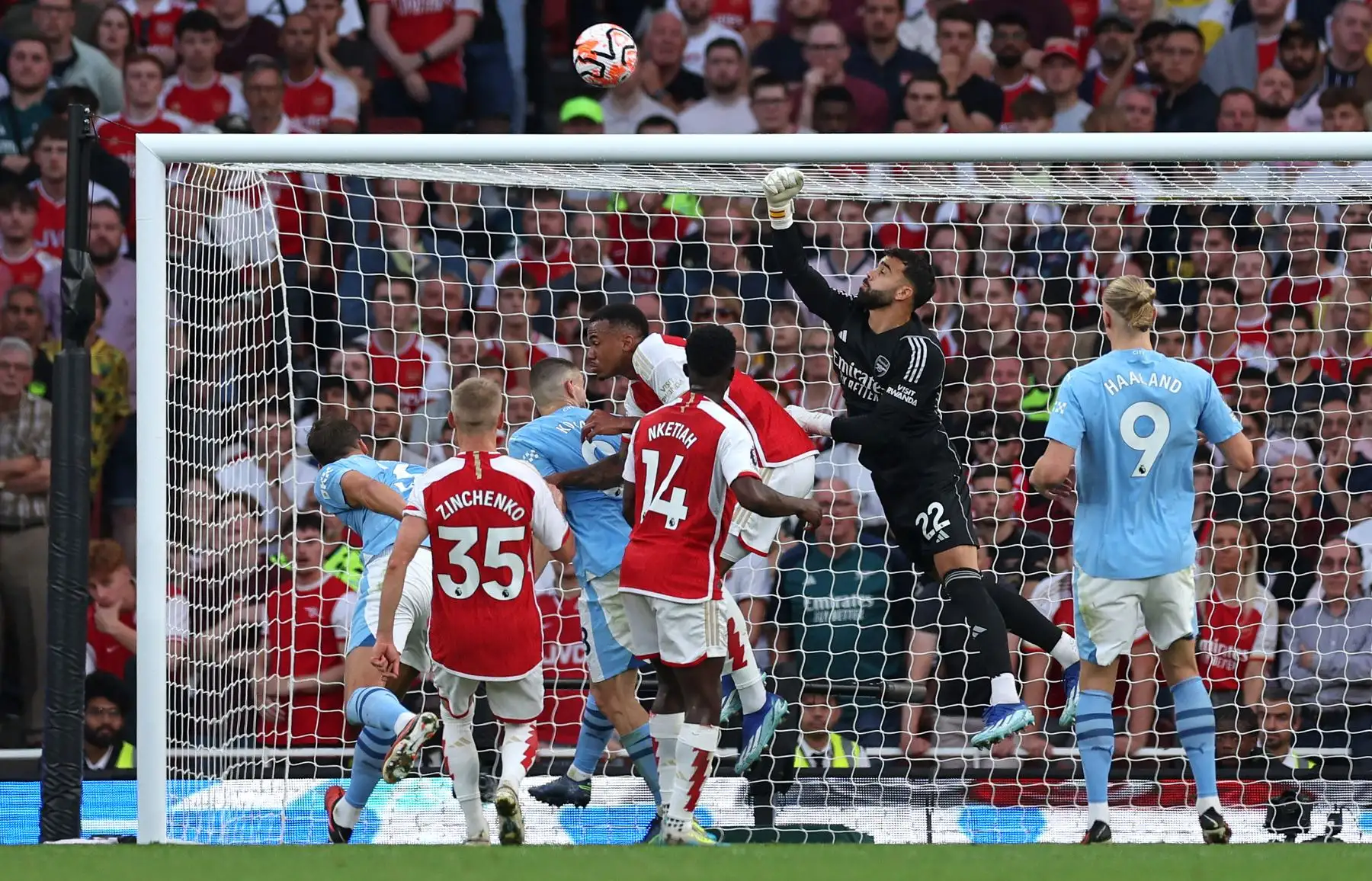 El portero español del Arsenal , David Raya  golpea el balón durante el partido de fútbol de la Premier League inglesa entre el Arsenal y el Manchester City en el Emirates Stadium de Londres.
Foto: AFP