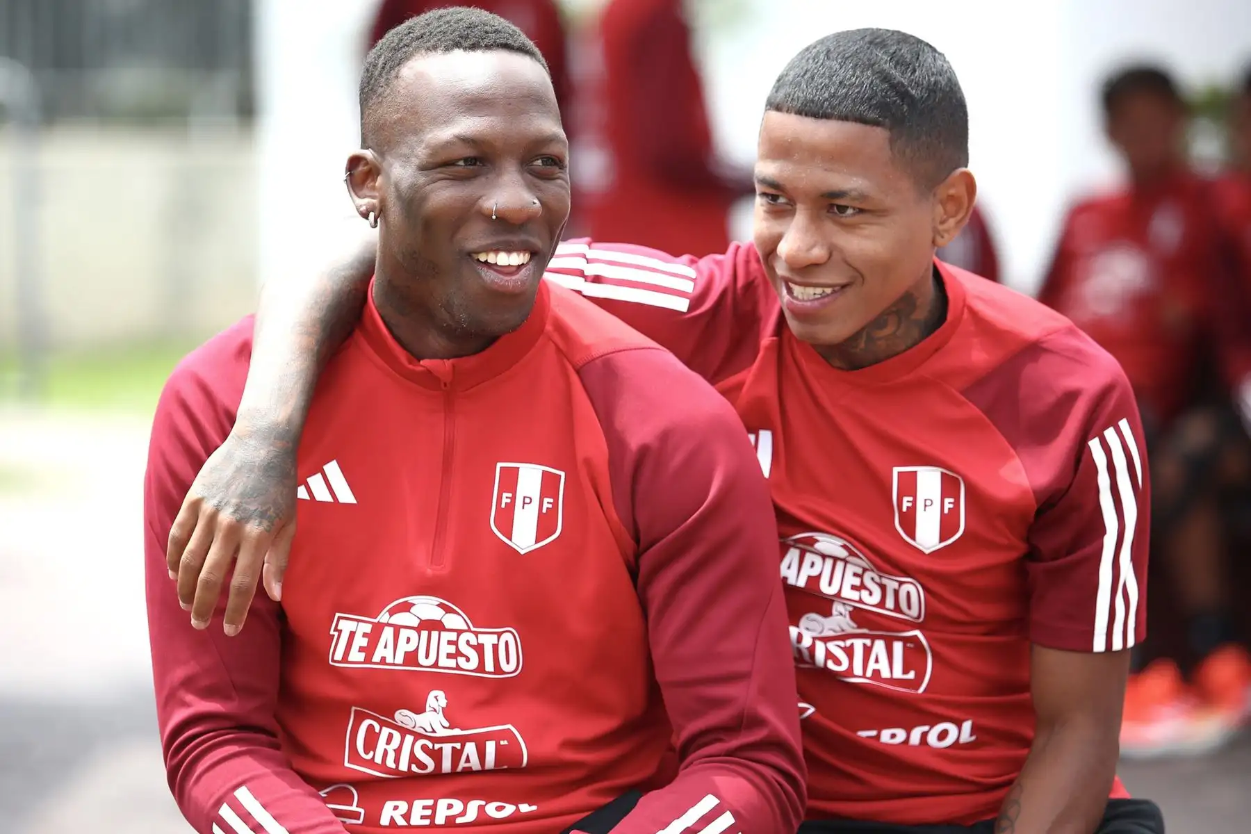 Selección Peruana realiza entrenamientos  con miras a afrontar a Chile, por la fecha tres  de las Eliminatorias al Mundial 2026. En la imagen, Luis Advíncula y Andy Polo.
Foto: FPF