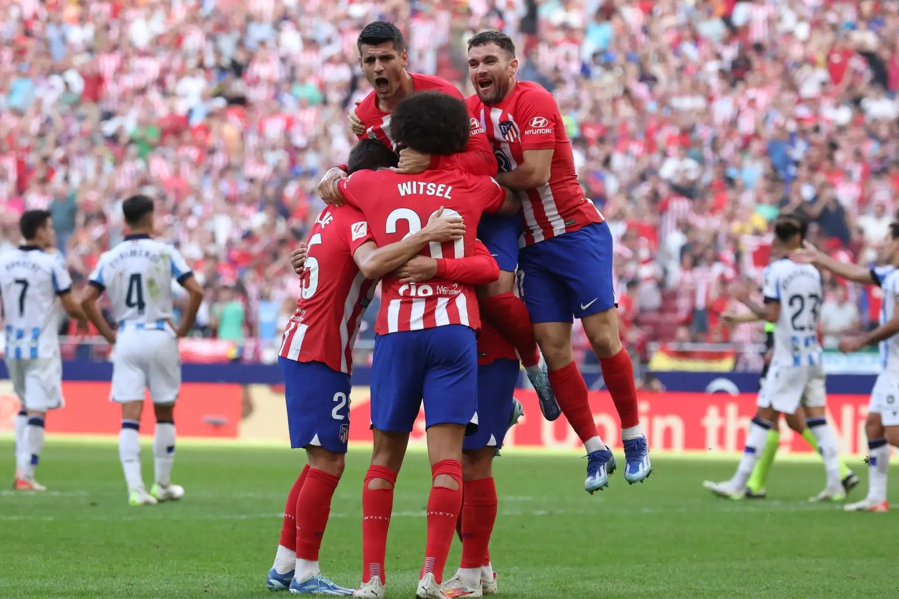 Los jugadores del Atlético de Madrid celebran su segundo gol durante el partido de fútbol de la liga española entre el Club Atlético de Madrid y la Real Sociedad en el estadio Wanda Metropolitano de Madrid.
Foto: AFP