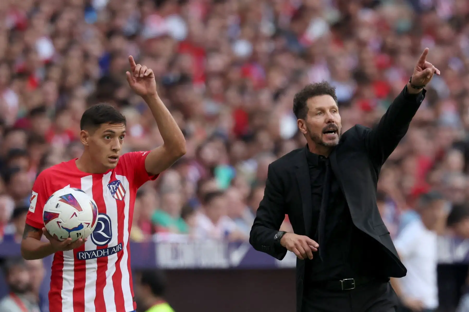 El entrenador argentino del Atlético de Madrid, Diego Simeone, hace un gesto al margen junto al defensor argentino del Atlético de Madrid , Nahuel Molina durante el partido de fútbol de la liga española entre el Club Atlético de Madrid y la Real Sociedad en el estadio Wanda Metropolitano de Madrid.
Foto: AFP