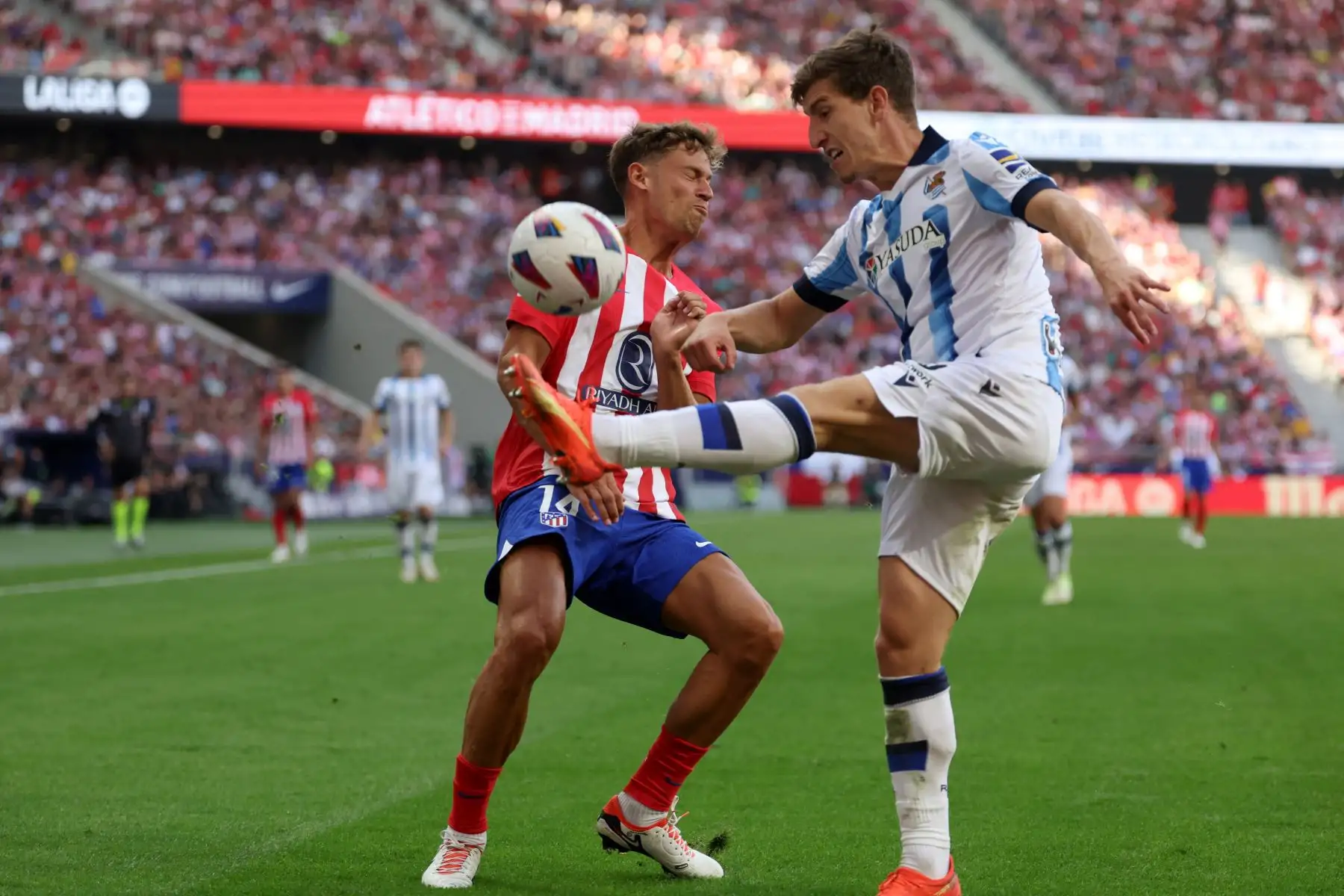 El mediocampista español del Atlético de Madrid, Marcos Llorente compite con el defensor español de la Real Sociedad,  Aihen Muñoz durante el partido de fútbol de la liga española entre el Club Atlético de Madrid y la Real Sociedad en el estadio Wanda Metropolitano de Madrid.
Foto: AFP