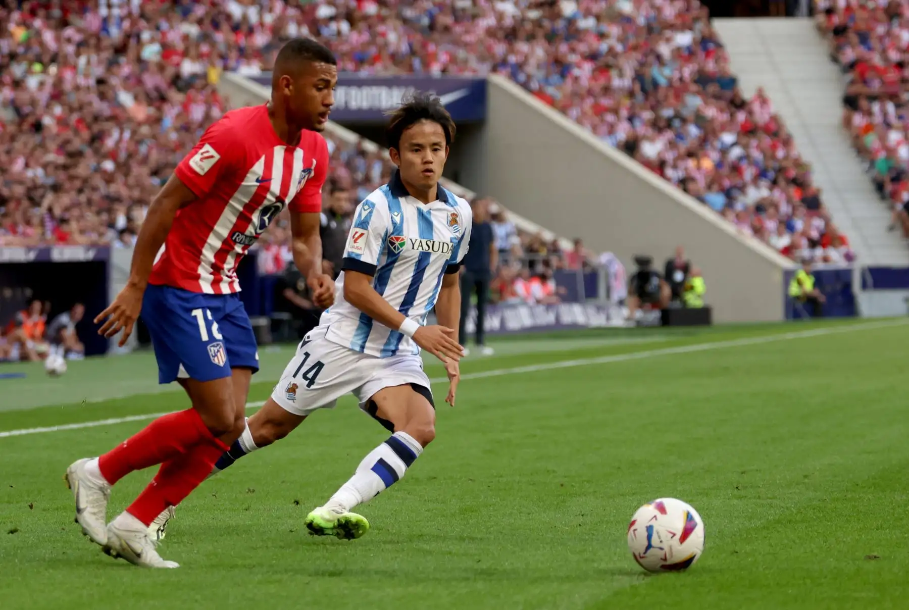 El delantero brasileño  del Atlético de Madrid, Samuel Lino, compite con el delantero japonés de la Real Sociedad, Takefusa Kubo, durante el partido de fútbol de la liga española entre el Club Atlético de Madrid y la Real Sociedad en el estadio Wanda Metropolitano de Madrid.
Foto: AFP