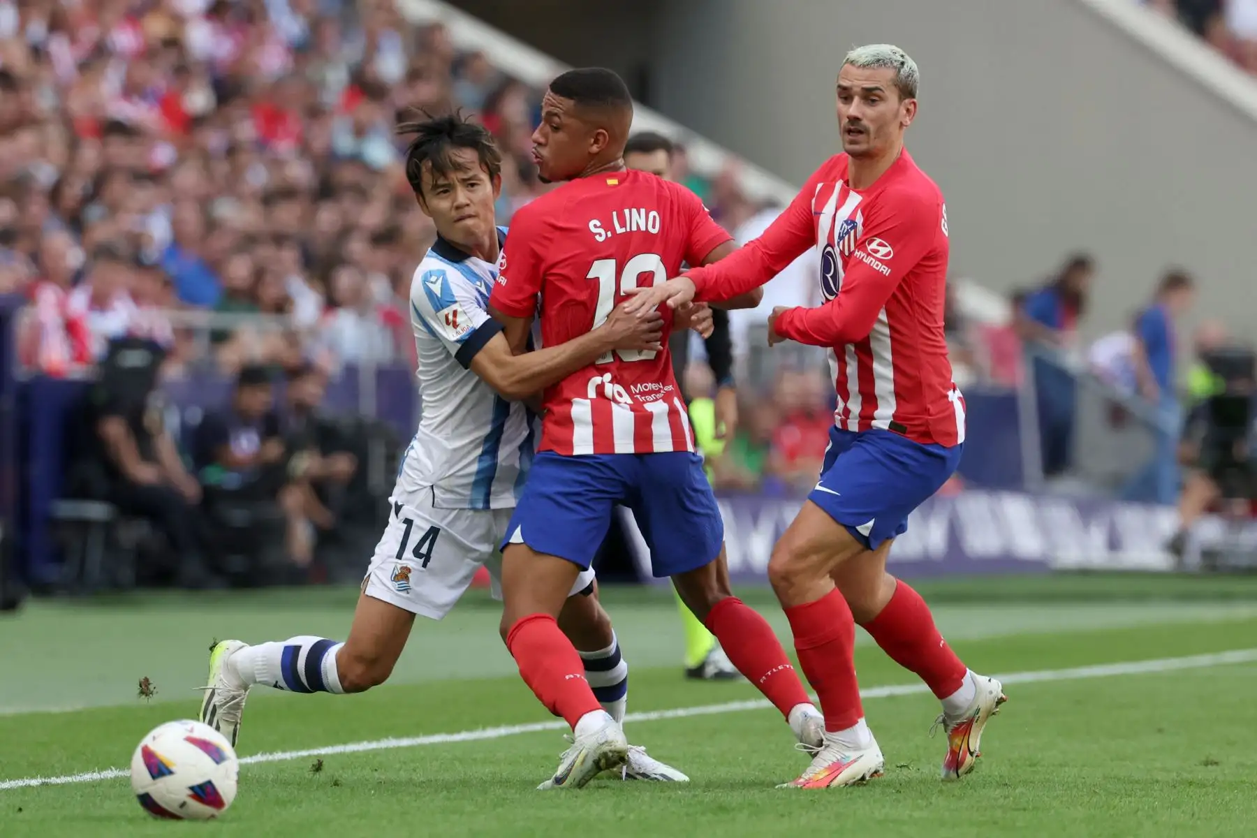 El delantero japonés de la Real Sociedad, Takefusa Kubo compite con el delantero brasileño del Atlético de Madrid, Samuel Lino y el delantero francés del Atlético de Madrid ,Antoine Griezmann durante el partido de fútbol de la liga española entre el Club Atlético de Madrid y la Real Sociedad en el estadio Wanda Metropolitano de Madrid.
Foto: AFP