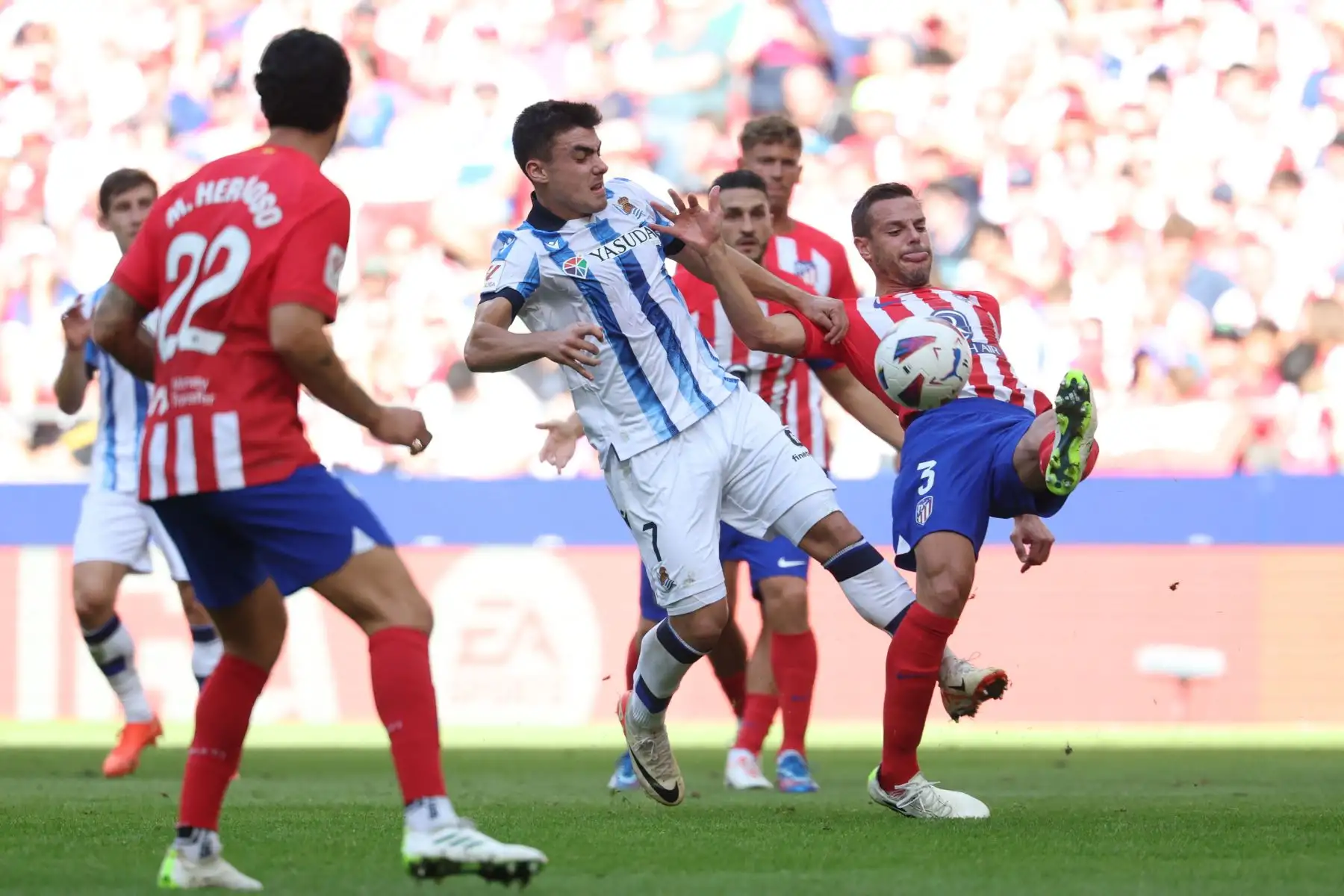 El delantero español de la Real Sociedad, Ander Barrenetxea compite con el defensor español del Atlético de Madrid, César Azpilicueta durante el partido de fútbol de la liga española entre el Club Atlético de Madrid y la Real Sociedad en el estadio Wanda Metropolitano de Madrid.
Foto: AFP